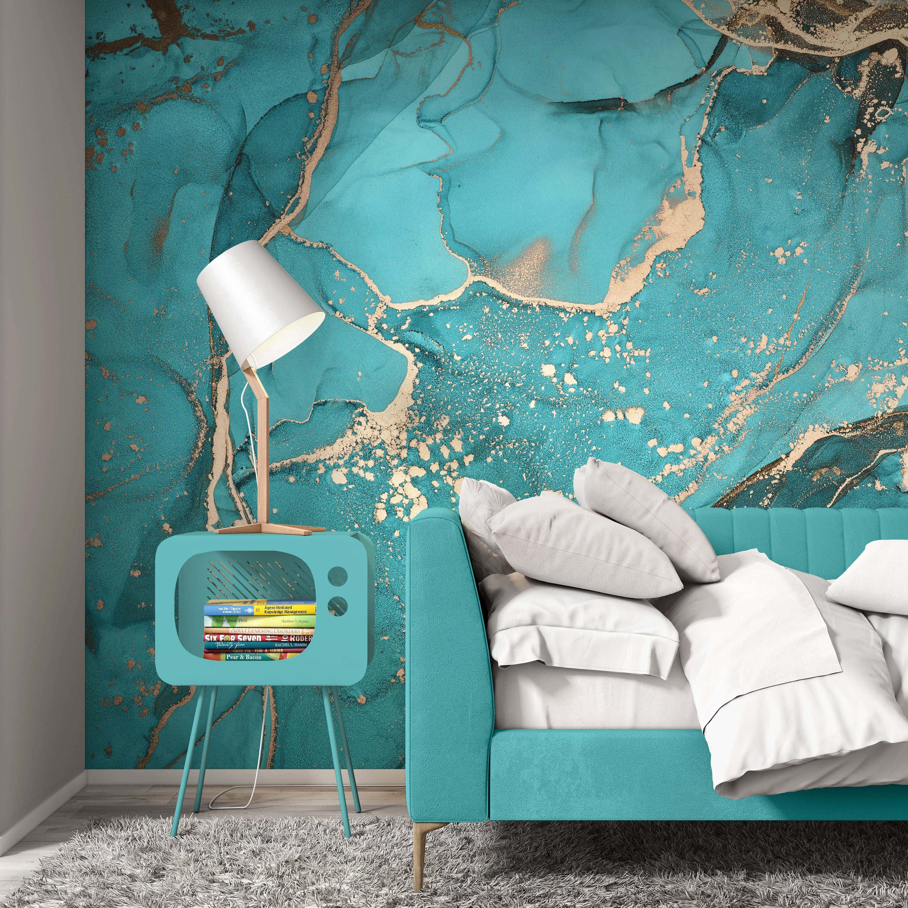 Living Room 桌布 壁紙 — 在現代客廳中，一張青綠色沙發和復古電視邊桌位於充滿活力的藍綠色和金色大理石壁紙前。