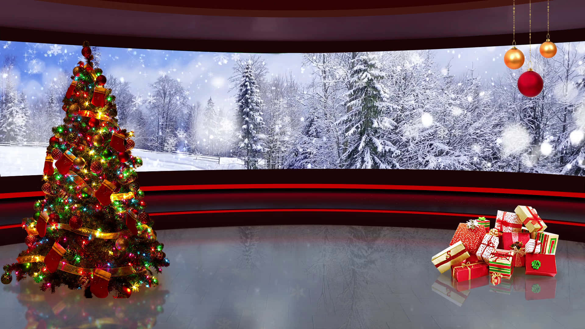 Christmas Virtual 桌布 壁紙 — 在現代工作室中，一棵裝飾著燈飾和禮物的節日聖誕樹矗立在雪景森林景觀旁。