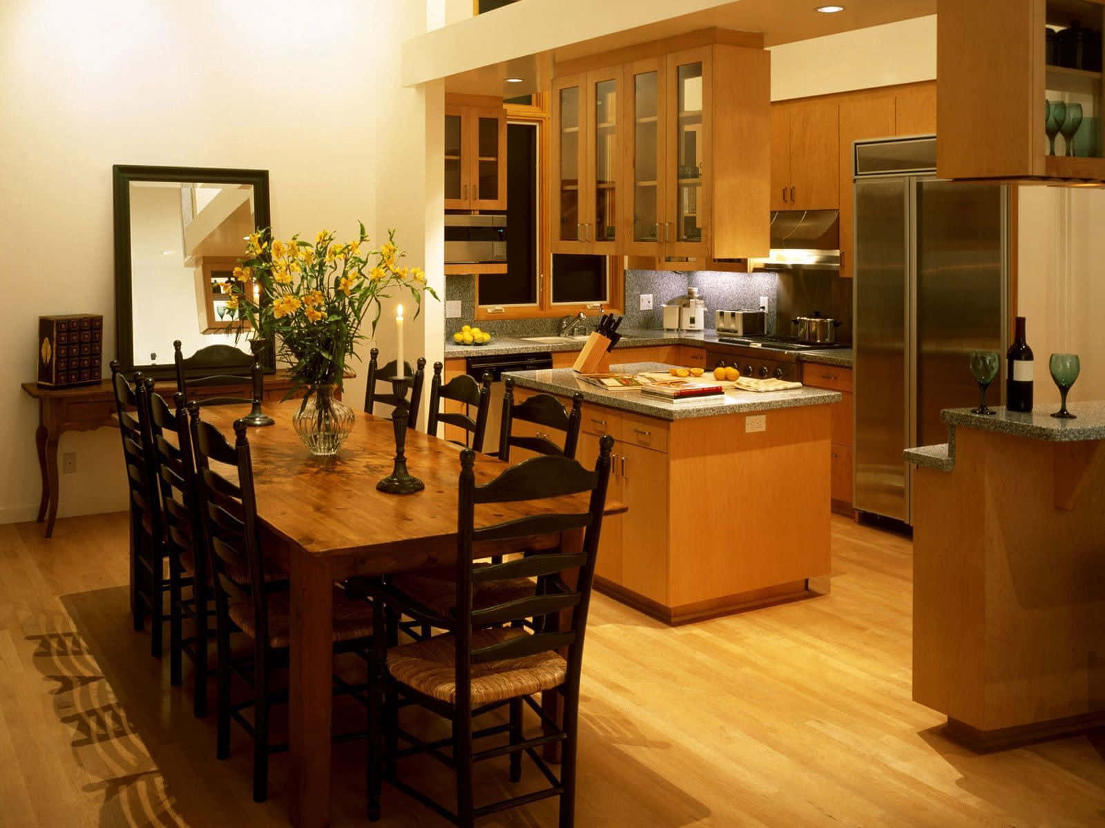 Dining Room 桌布 壁紙 — 在現代廚房柔和室內燈光下，溫暖的木製餐桌配深色椅子和黃色花朵。