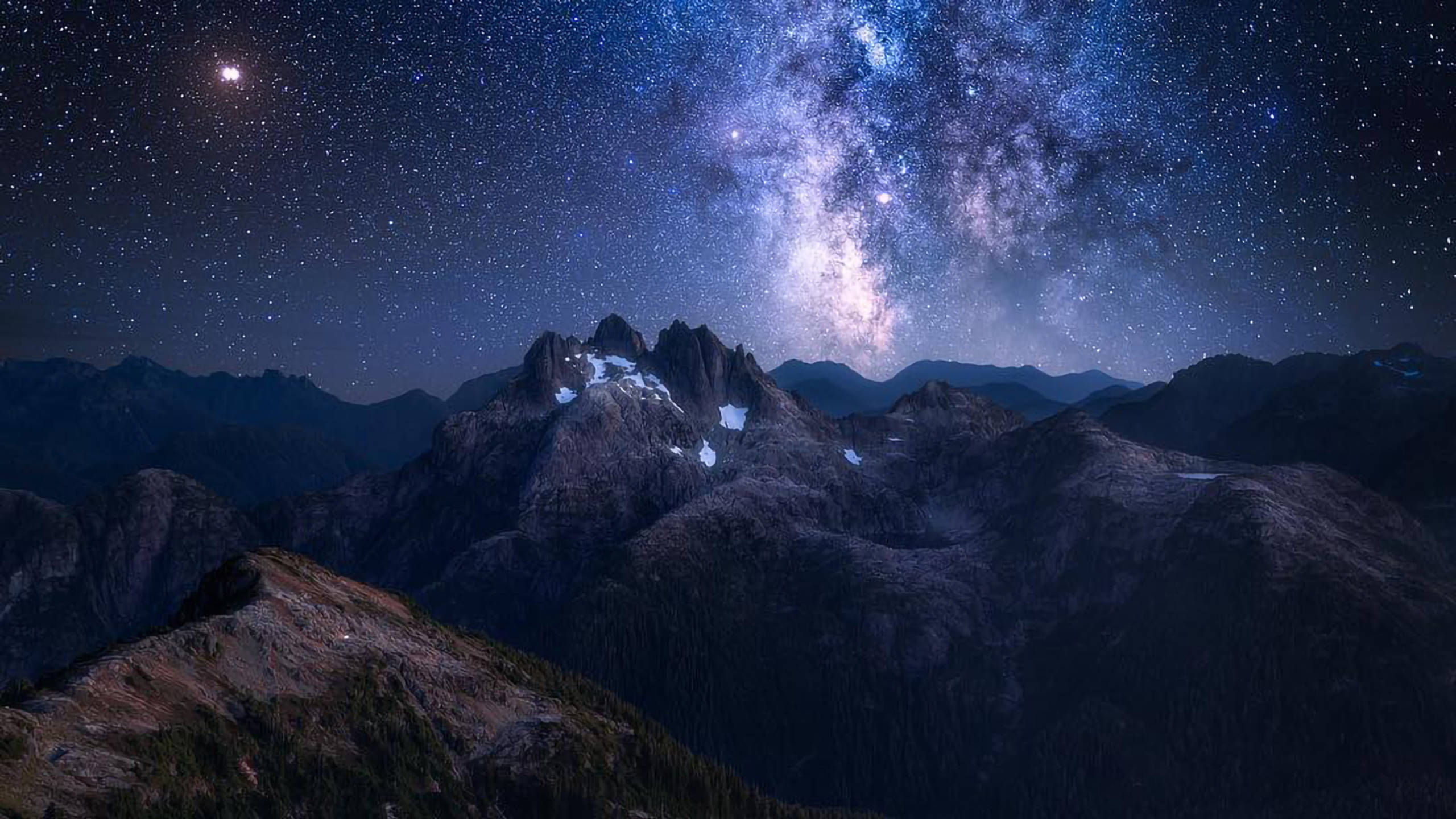 桌布 壁紙 — 在璀璨星空下，銀河閃耀的壯麗山脈。