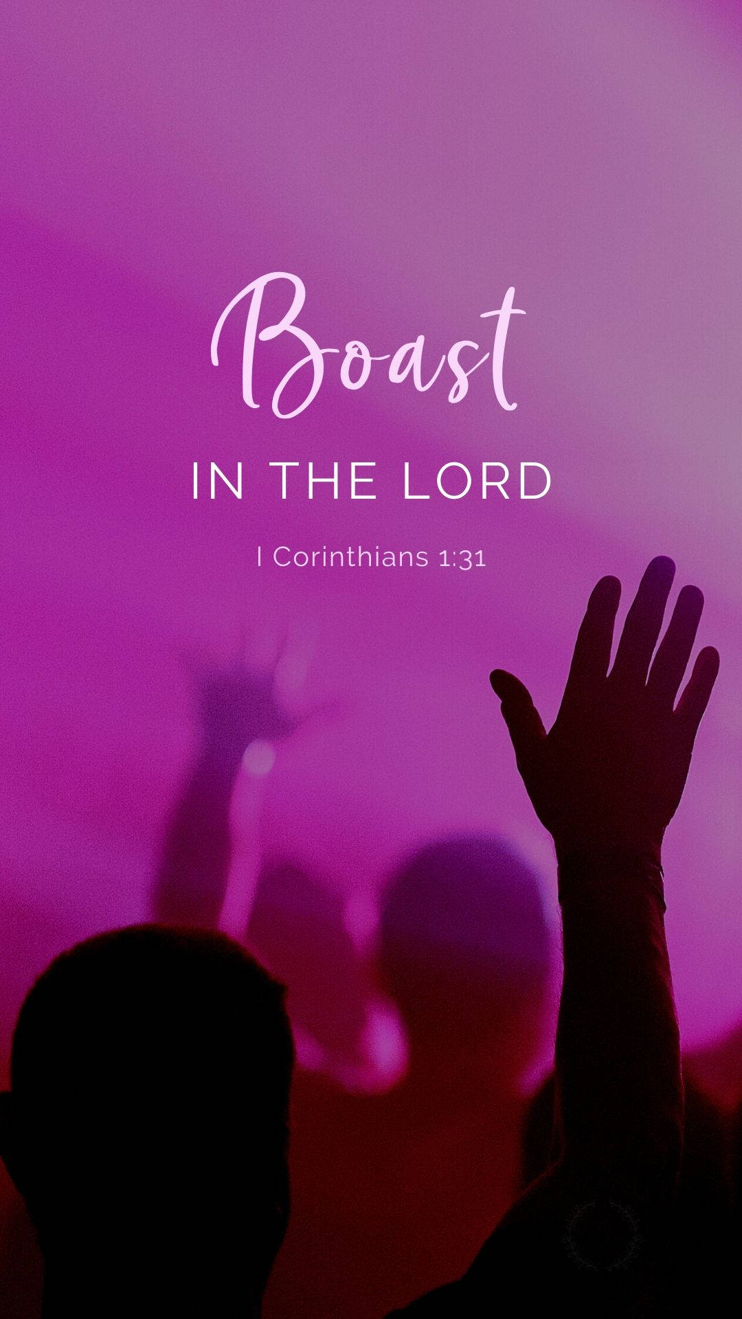 桌布 壁紙 — 在發光的紫色背景上，舉起敬拜的剪影手，帶有文字 'Boast IN THE LORD' 和 'I Corinthians 1:31'。