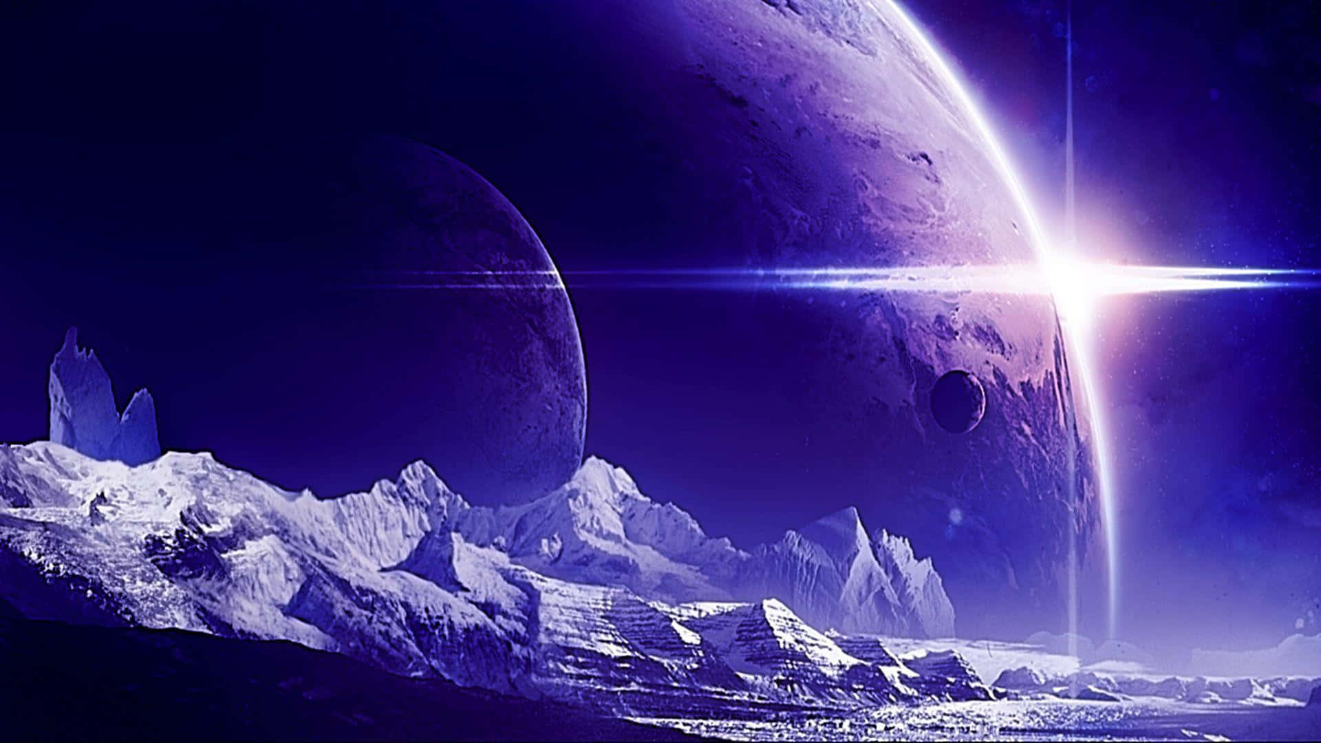 Beautiful Space 桌布 壁紙 — 在發光的紫色行星下，被雪覆蓋的外星山脈，帶有明亮的星爆地平線。