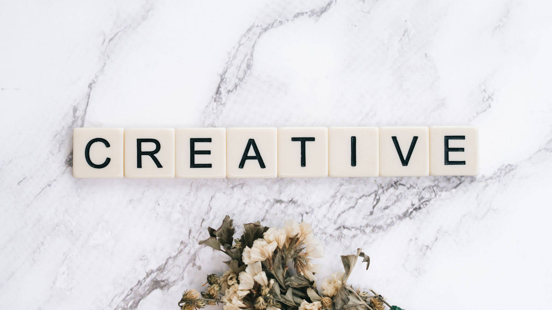 花 桌布 壁紙 — 在白色大理石表面上用奶油色瓷磚拼出CREATIVE一詞，旁邊放有乾燥花。