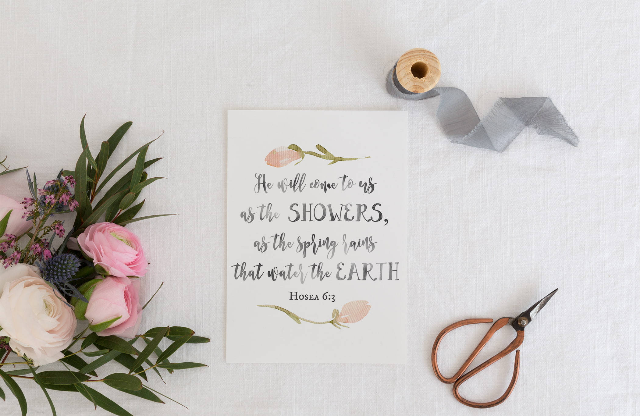 Bible Quotes 桌布 壁紙 — 在白色紋理表面上，一個花卉經文卡片被粉紅花朵、綠葉、剪刀和灰色絲帶環繞的平鋪佈置。