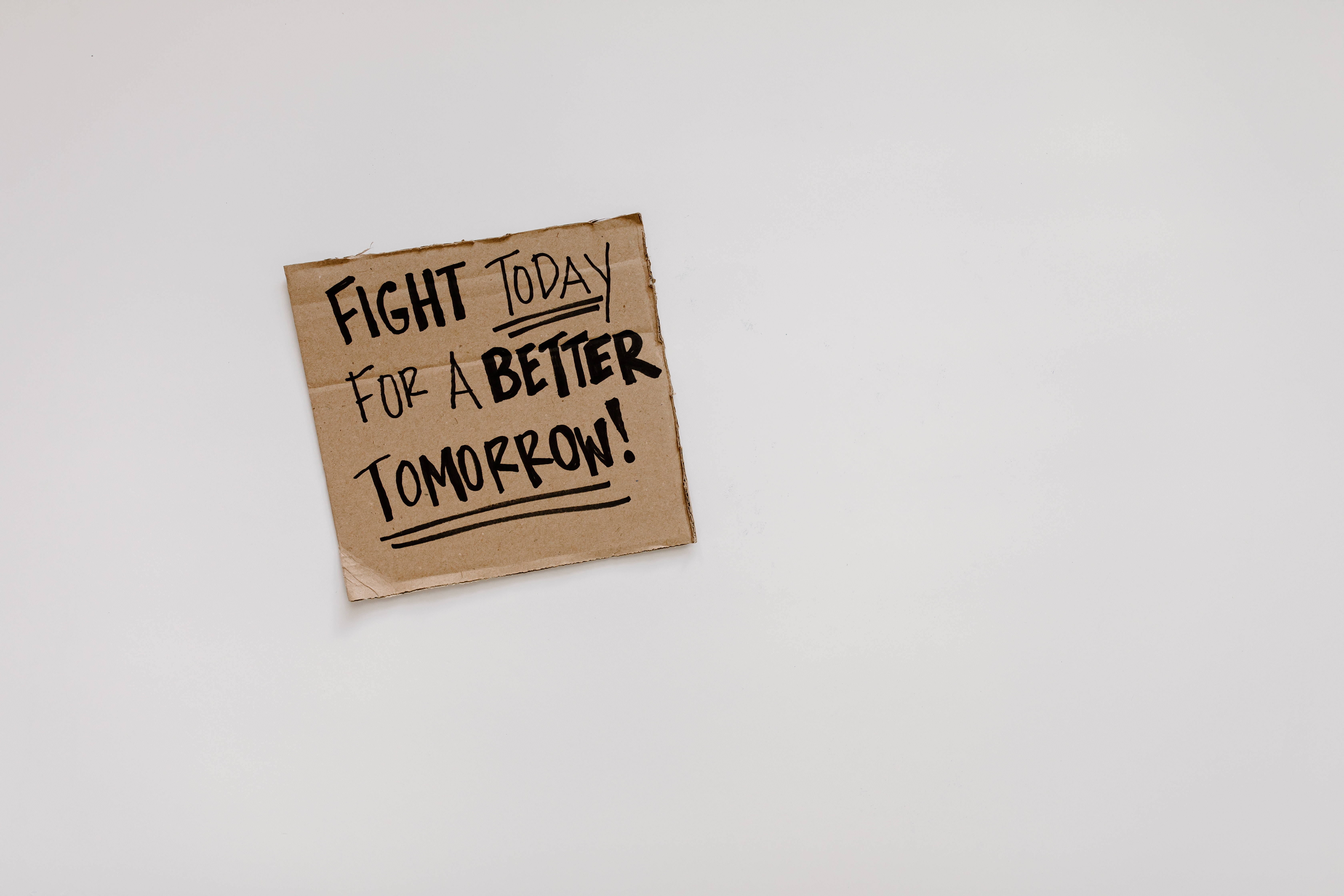 Inspirational Quotes 桌布 壁紙 — 在白色純色背景上，一張皺巴巴的棕色紙方塊上寫著手寫的勵志訊息。