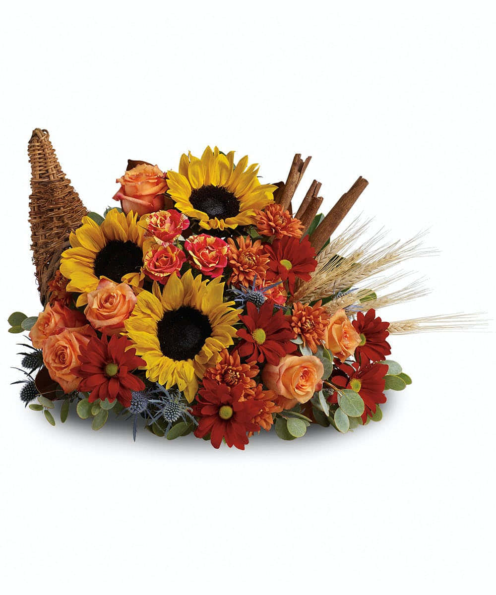 Fall Cornucopia 桌布 壁紙 — 在白色背景上，一個編織的豐收角中充滿了向日葵、玫瑰和小麥的充滿活力的秋季花卉佈置。
