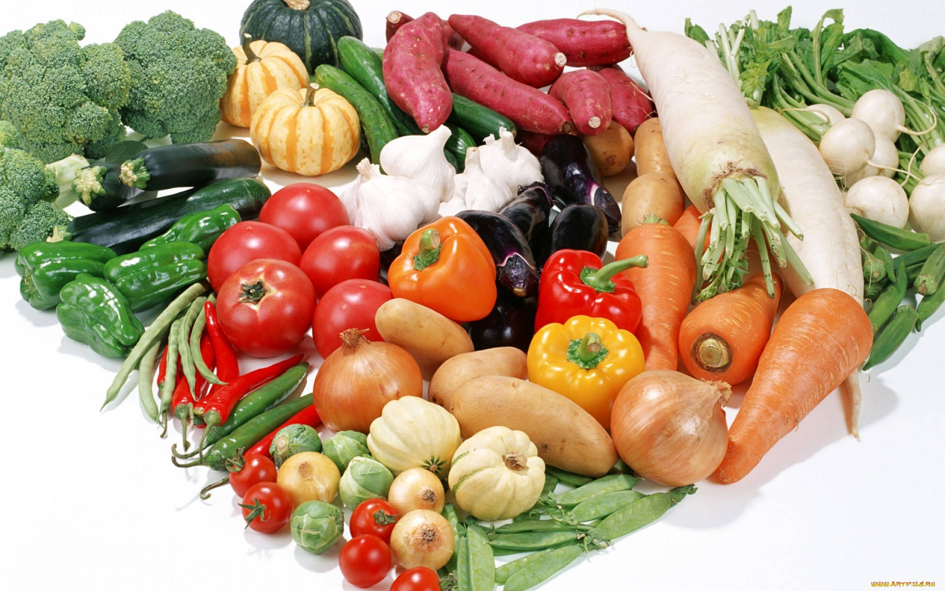 Vegetable 桌布 壁紙 — 在白色背景上，用新鮮彩色蔬菜拼成的心形圖案。