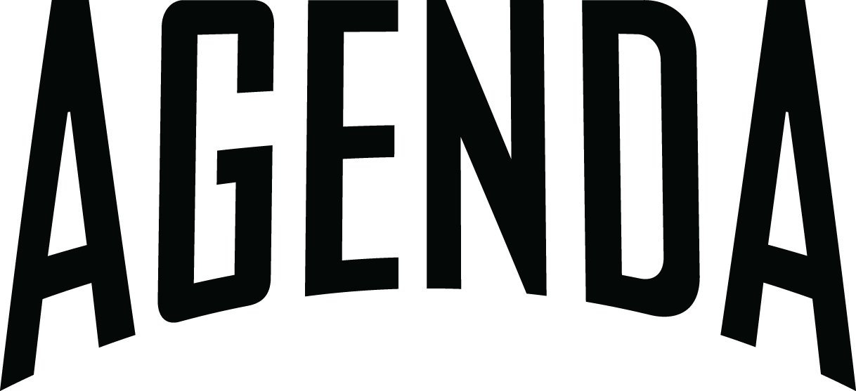 Agenda 桌布 壁紙 — 在白色背景上帶有微妙陰影效果的粗體黑色文字拼寫AGENDA。