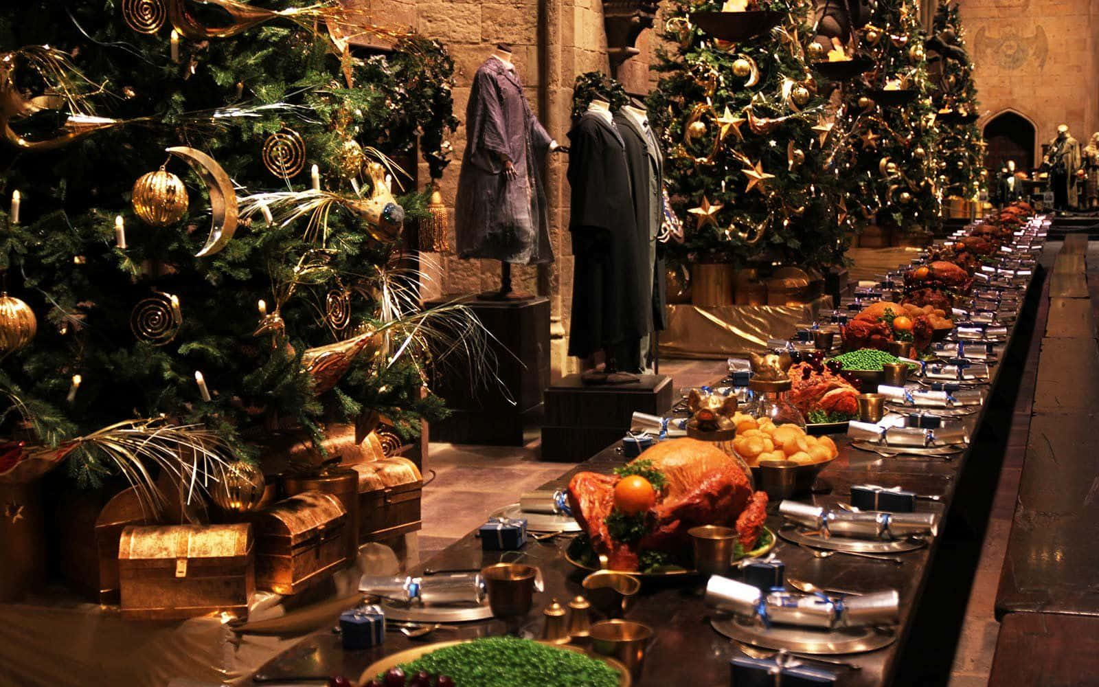 Harry Potter Christmas 桌布 壁紙 — 在石砌大廳中，溫暖燈光下，一場盛大的節日盛宴，有烤火雞和金色裝飾。