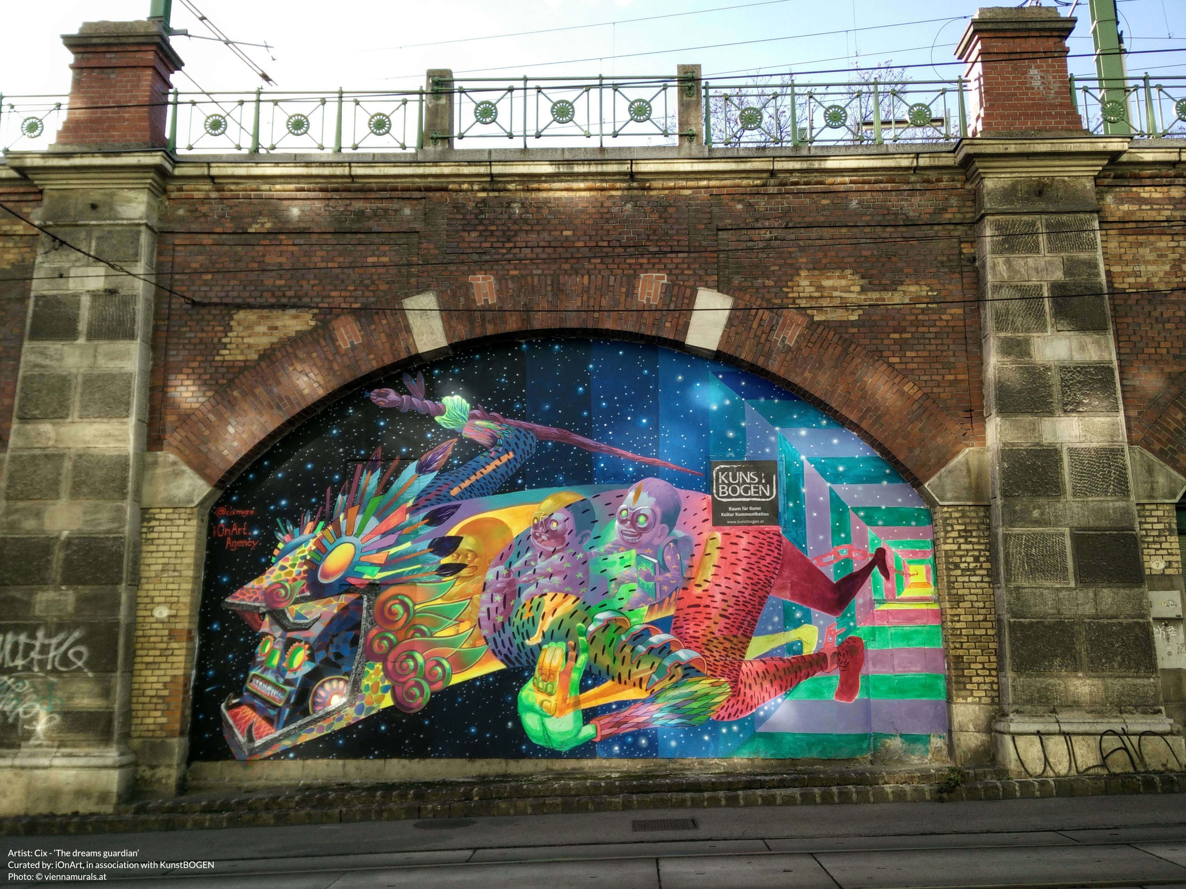 Graffiti Art 桌布 壁紙 — 在磚砌鐵路橋拱上繪製的充滿活力的宇宙龍和超現實生物塗鴉壁畫。