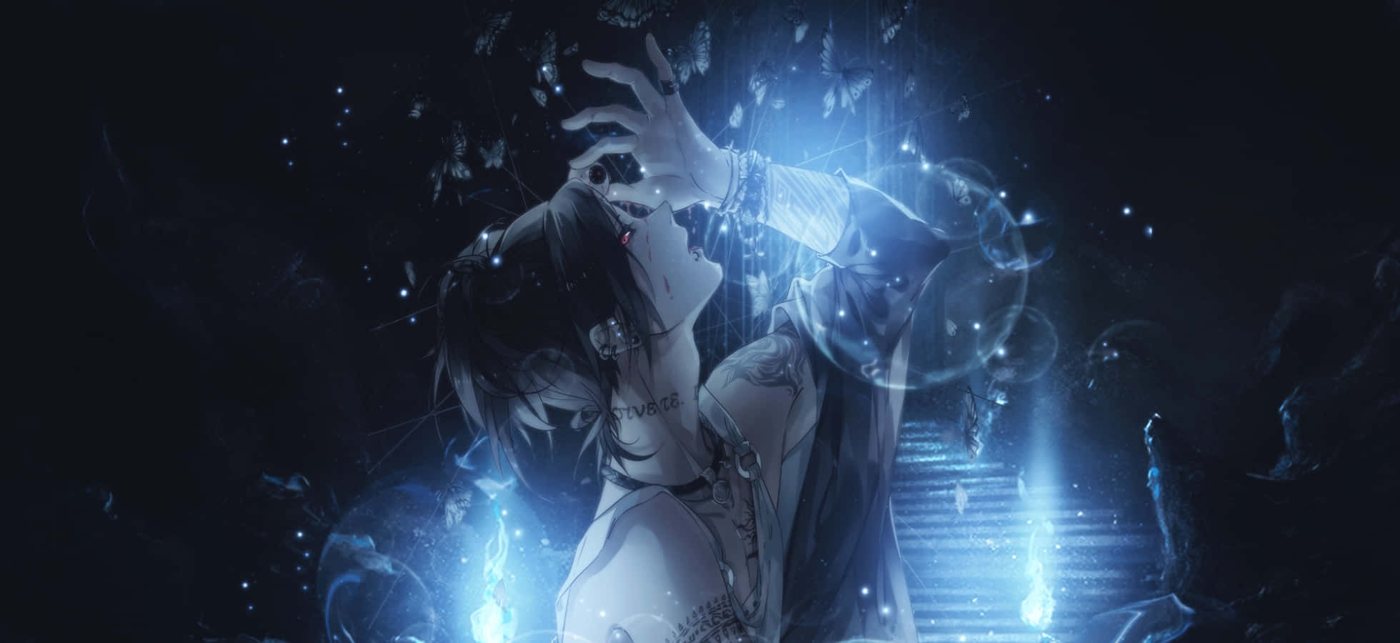 Tokyo Ghoul Uta 桌布 壁紙 — 在神秘的夜晚場景中，一位黑髮動漫女孩向上伸手，發光的藍色蝴蝶和光粒子在她周圍旋轉。
