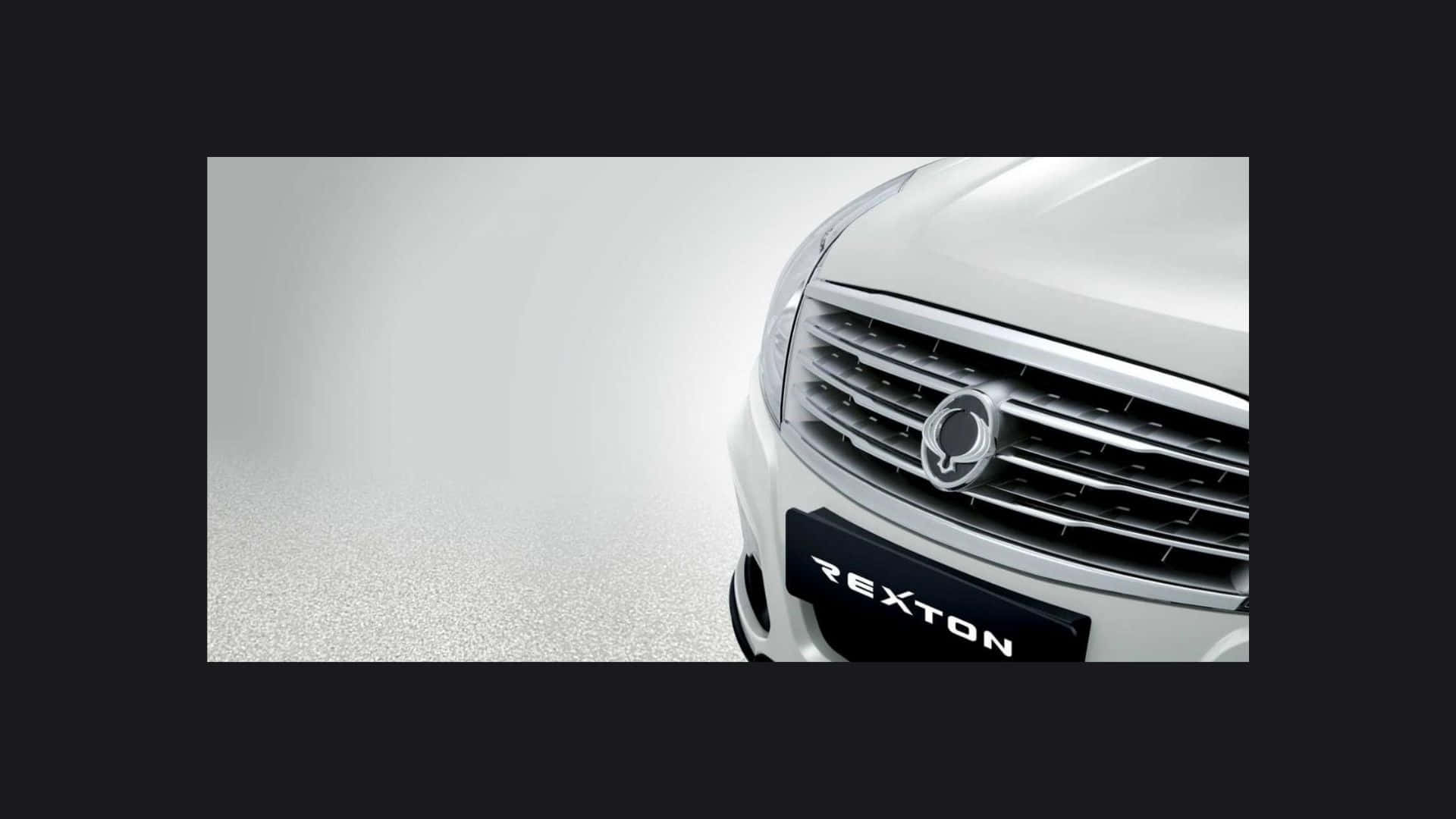 Ssangyong 桌布 壁紙 — 在簡約工作室背景下，時尚白色SUV的前格柵和徽標特寫。