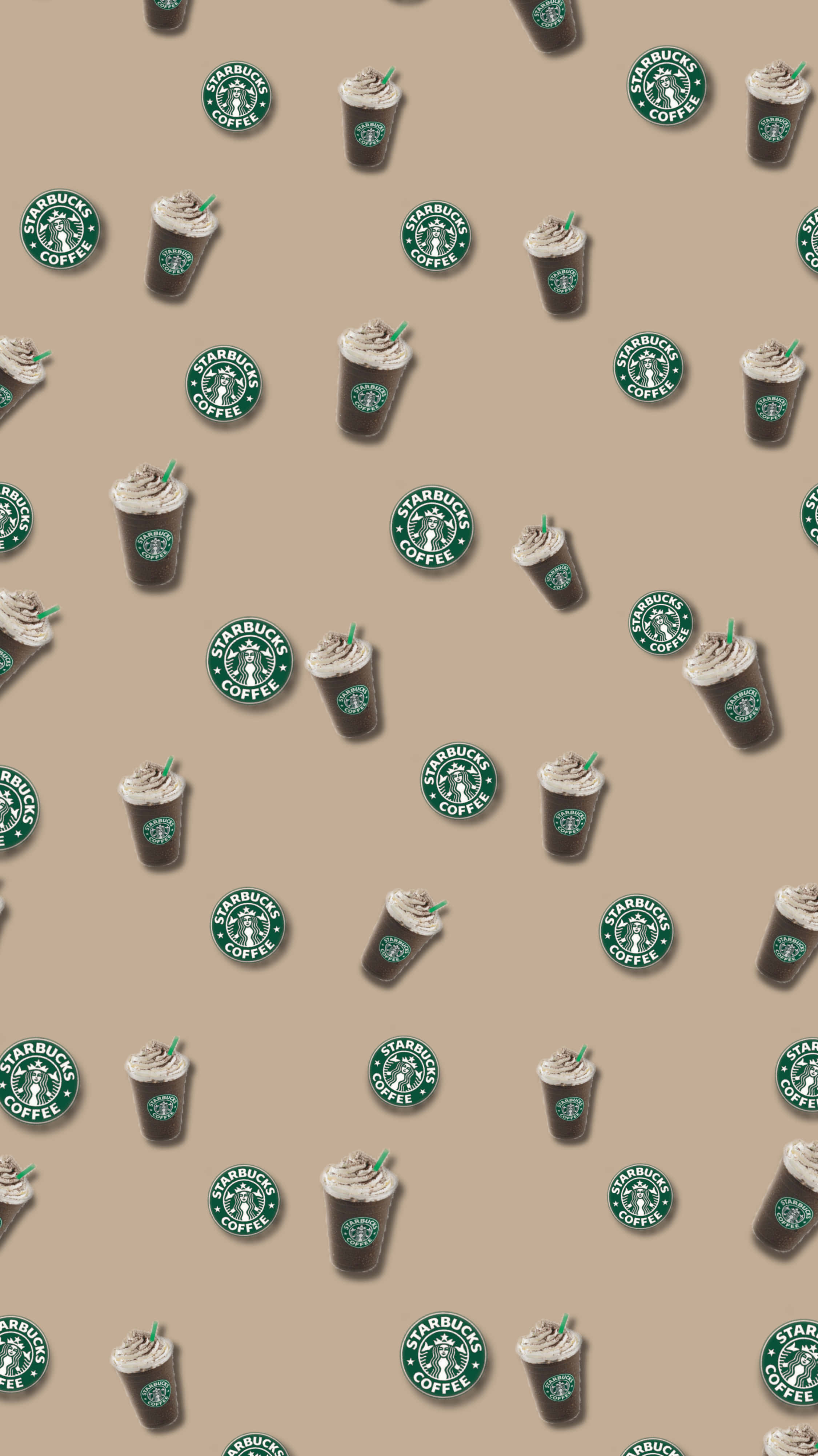 Aesthetic Starbucks 桌布 壁紙 — 在米色背景上重複出現的星巴克冰咖啡飲品圖案，配有鮮奶油和綠色吸管。