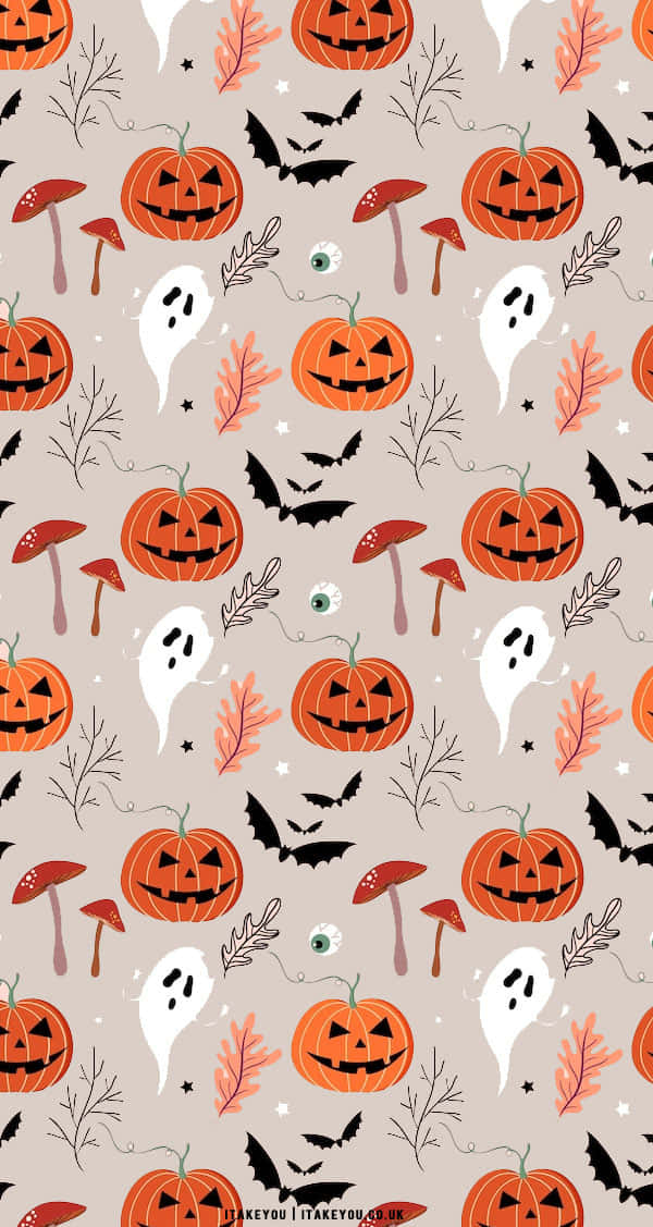 Cute Ghost 桌布 壁紙 — 在米色背景上重複出現的萬聖節圖案，包括橙色南瓜、鬼魂、蝙蝠、蘑菇和秋葉。