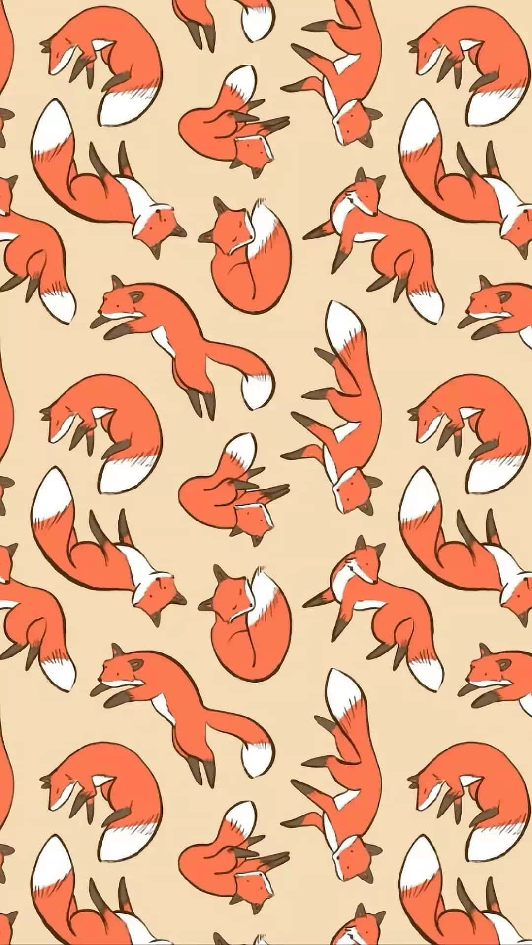 Kawaii Fox 桌布 壁紙 — 在米色背景上重複的風格化橙色狐狸圖案，尾巴尖端為白色。