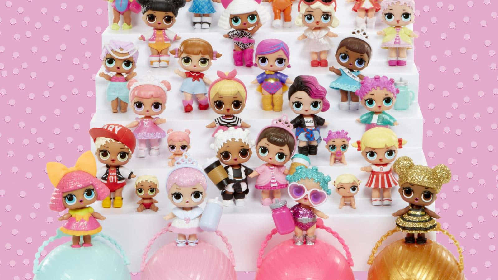 Lol Dolls 桌布 壁紙 — 在粉紅色圓點背景前，白色多層架上擺放著色彩繽紛的LOL Surprise公仔。