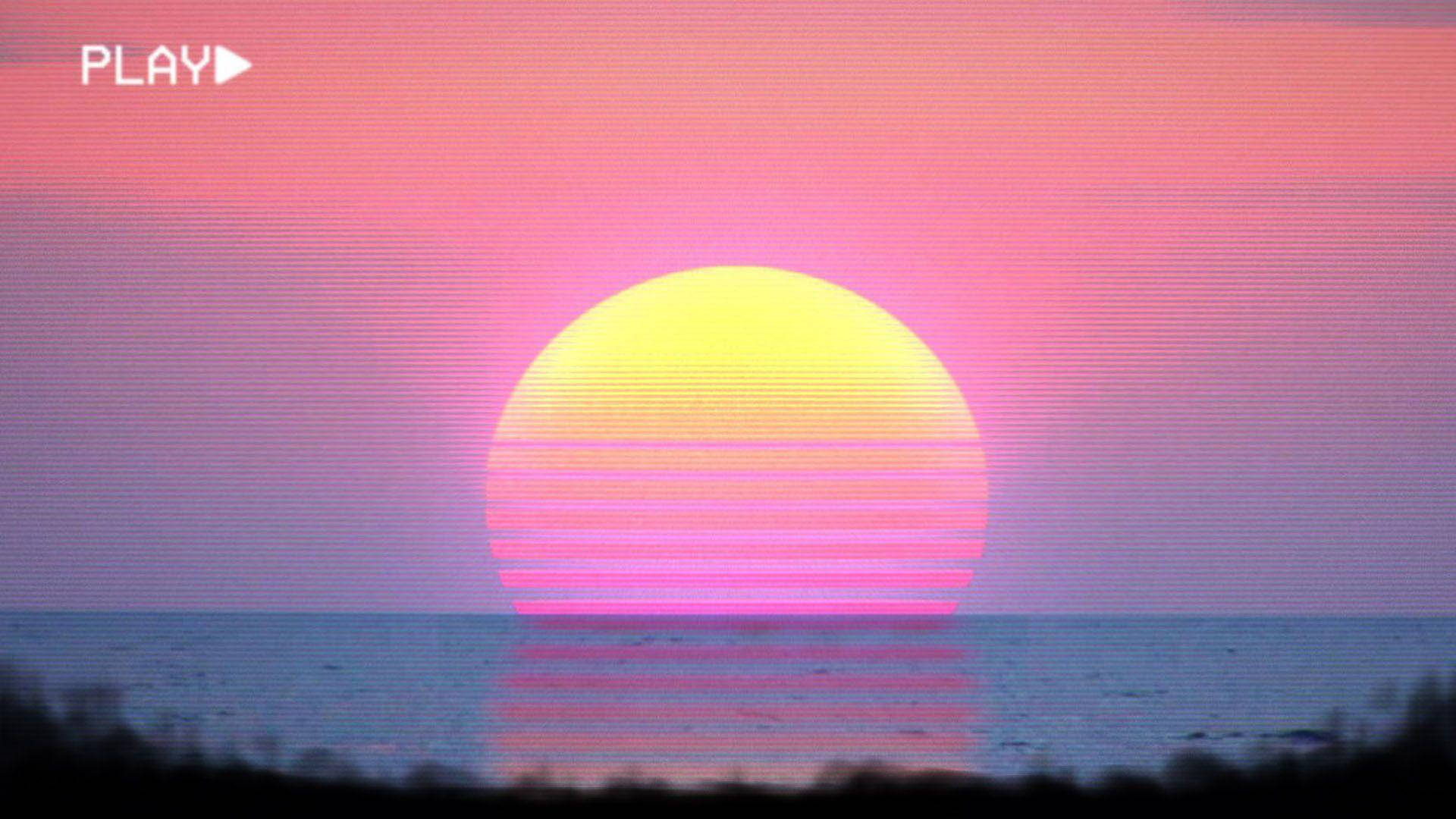 Synthwave City 桌布 壁紙 — 在粉紫色天空下，平靜海洋上有一個像素化黃色太陽的充滿活力的復古日落。