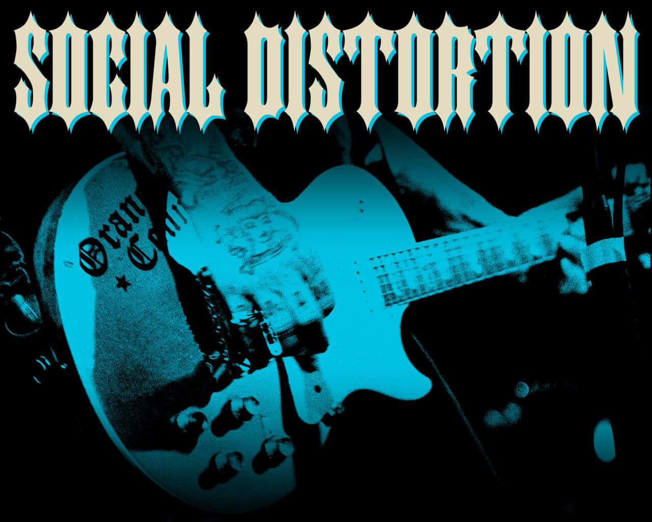 Guitar Aesthetic 桌布 壁紙 — 在粗體哥德樂團字體下，一隻有刺青的手握著扭曲的電吉他的青色調特寫。