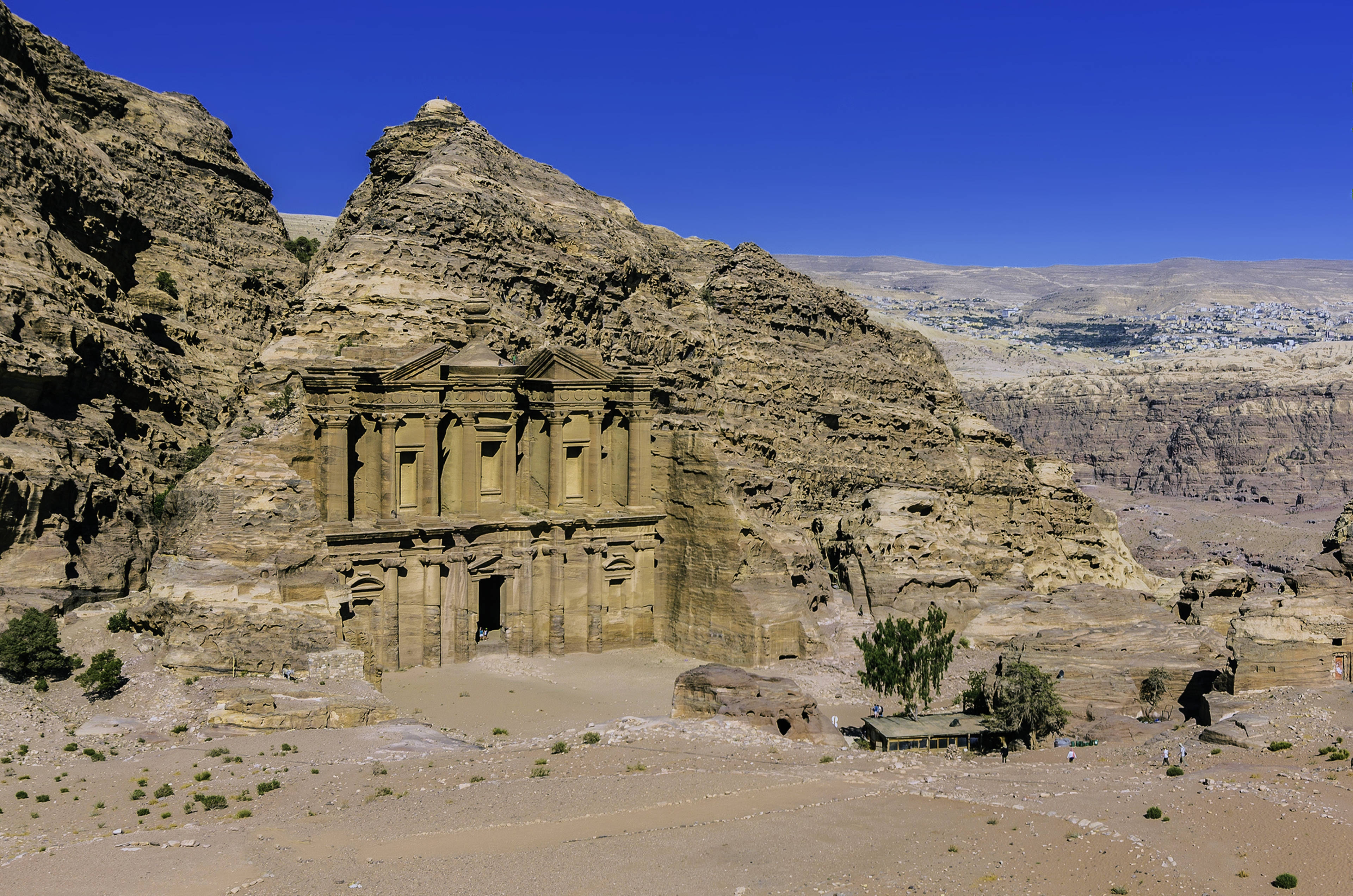 Jordan 桌布 壁紙 — 在約旦佩特拉清澈藍天下雕刻在砂岩懸崖上的Treasury紀念碑。