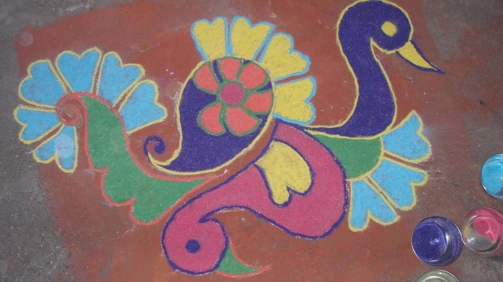 孔雀動圖 桌布 壁紙 — 在紅色泥地上繪有花卉圖案的孔雀鮮豔多彩的rangoli藝術。