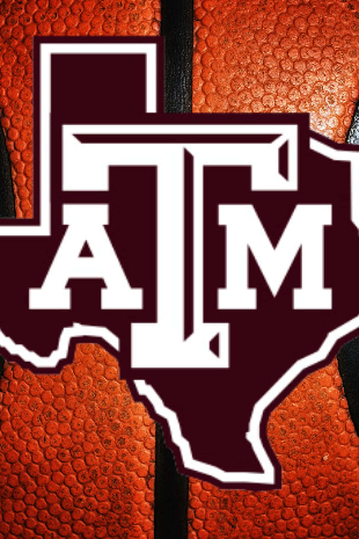Basketball Logo 桌布 壁紙 — 在紋理橙色籃球背景上，以栗色和白色勾勒出 Texas A&M 標誌。