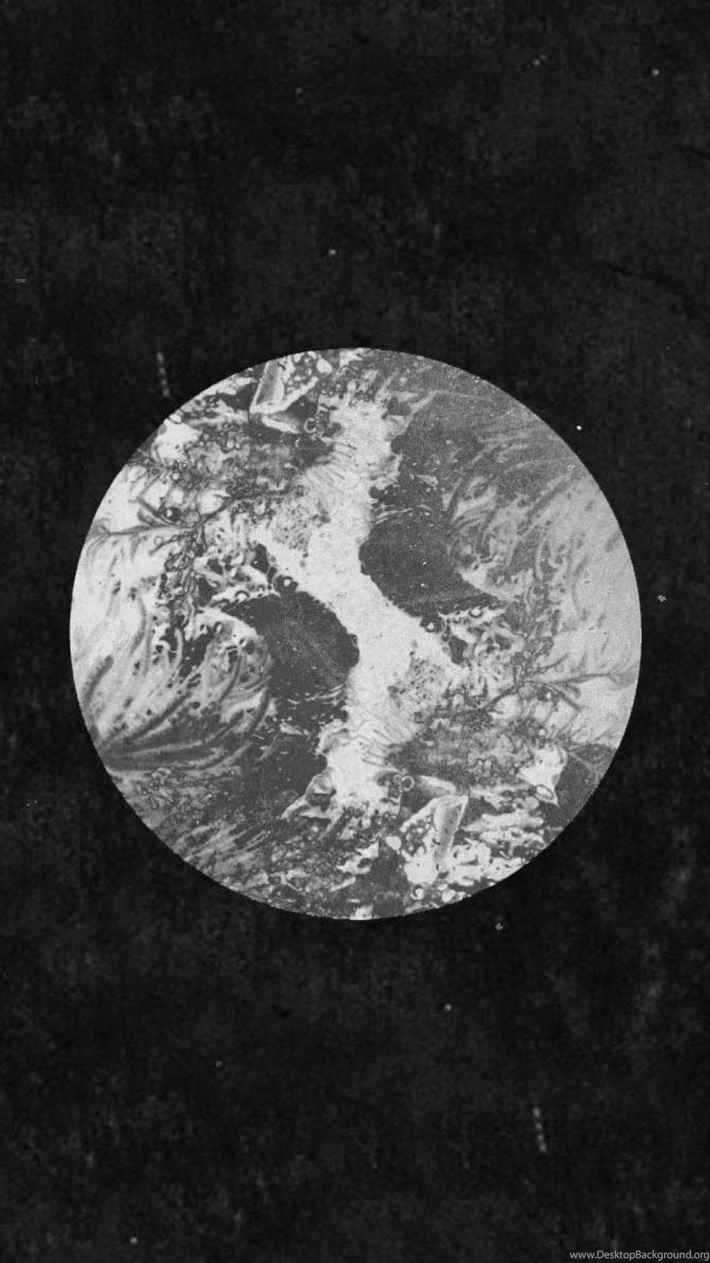 夜空 桌布 壁紙 — 在紋理深色背景上，一個圓形黑白抽象圖案，類似大理石或宇宙塵埃。