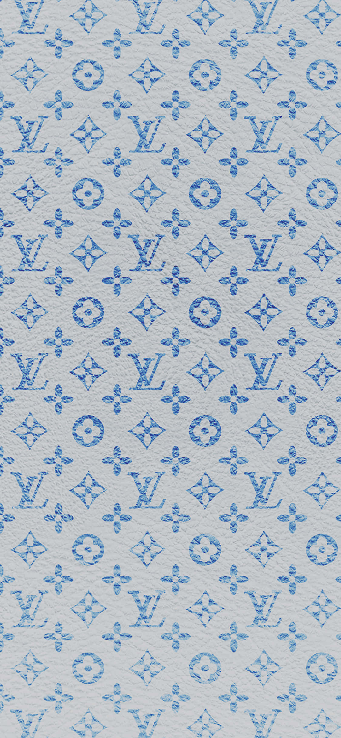 louis vuitton phone 桌布 壁紙 — 在紋理淺灰色布料上重複的藍色字母組合圖案，營造出奢華優雅的壁紙設計。