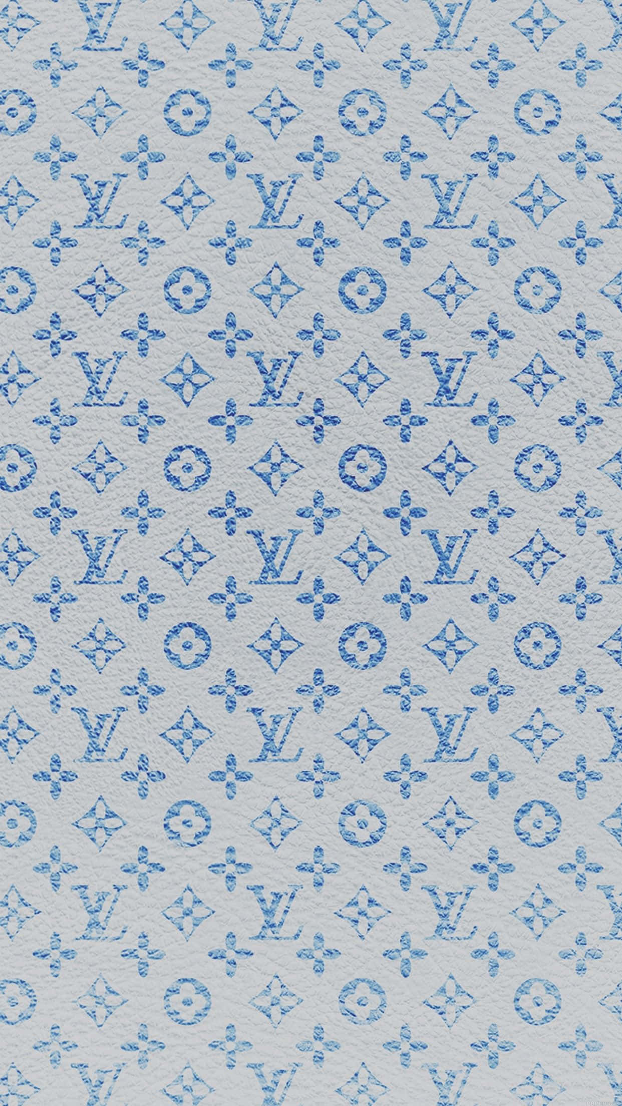 Louis Vuitton Blue 桌布 壁紙 — 在紋理淺灰色皮革背景上重複的藍色字母組合圖案。