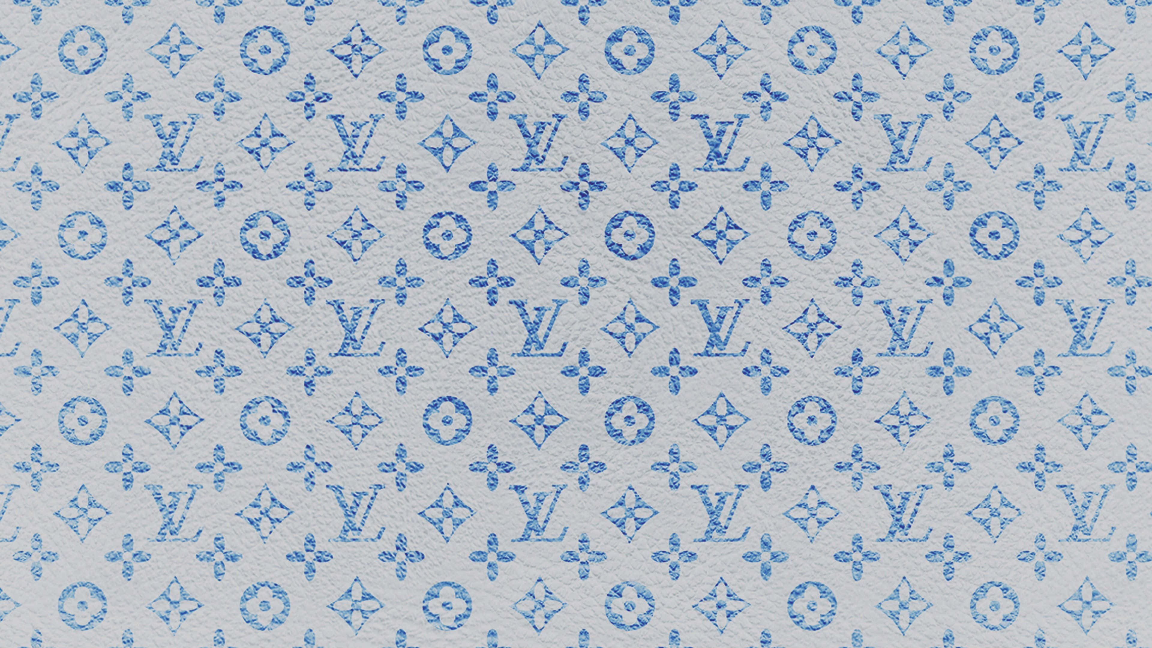 Louis Vuitton Blue 桌布 壁紙 — 在紋理淺灰色皮革背景上重複的藍色字母組合圖案。