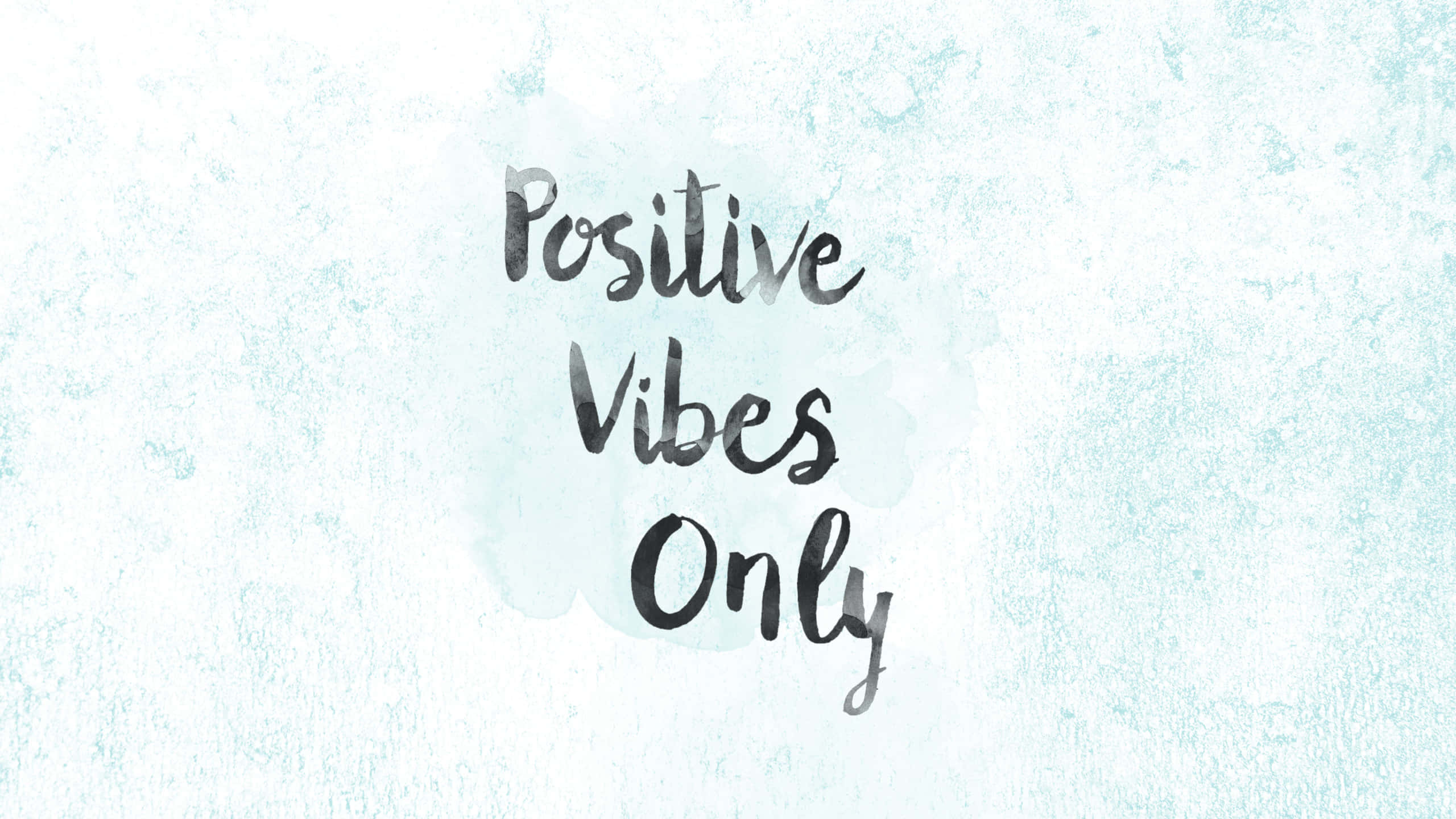 肯定語 桌布 壁紙 — 在紋理淺藍色水彩背景上，用黑色墨水手寫的「positive vibes only」短語。