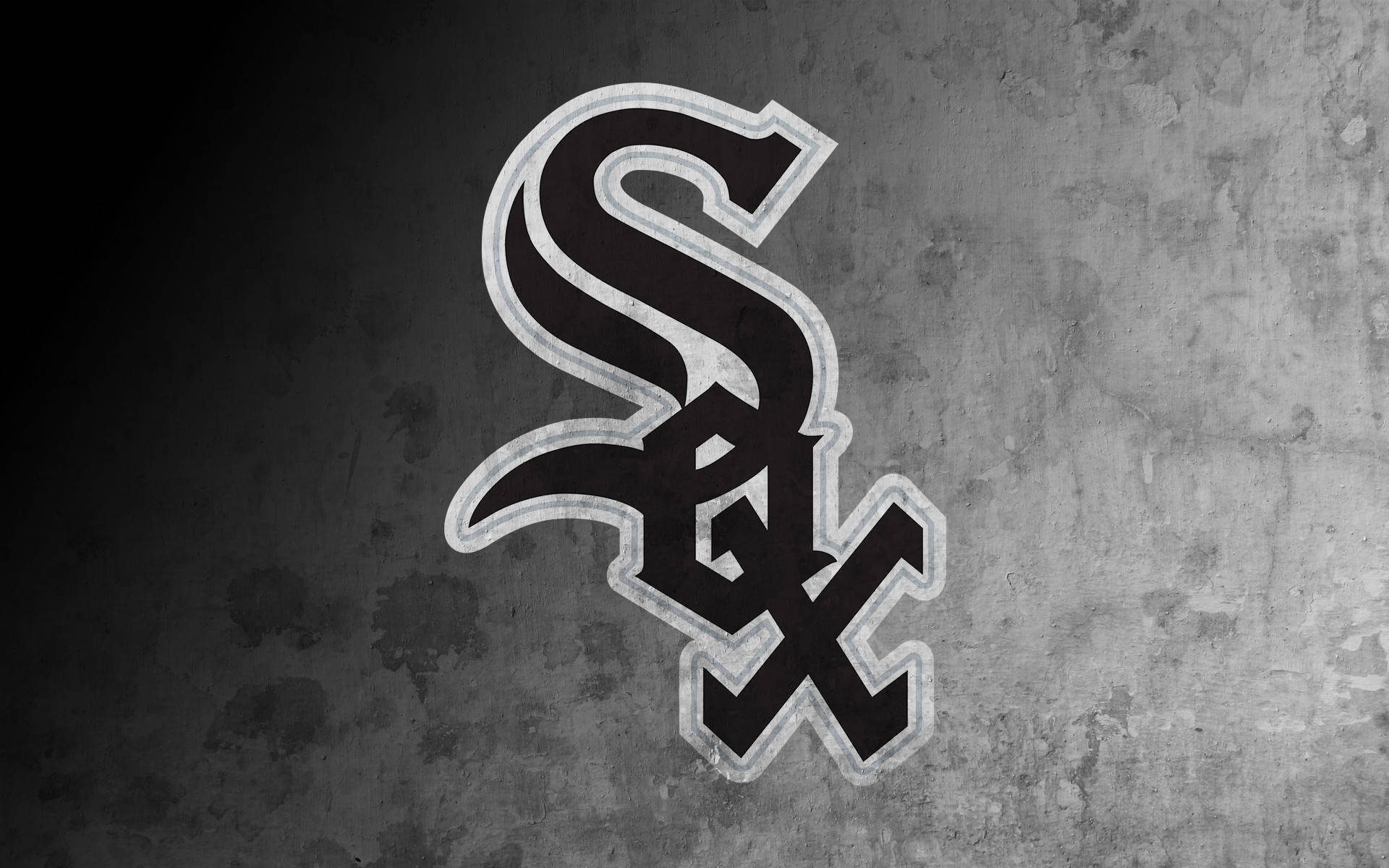 Chicago White Sox 桌布 壁紙 — 在紋理灰色混凝土牆上，帶有磨損銀色輪廓的大膽黑白 'Sox' 標誌。
