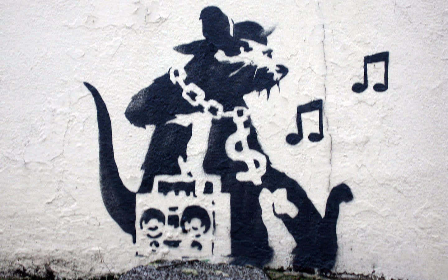 Banksy 桌布 壁紙 — 在紋理白牆上，一隻戴帽子的老鼠拿著帶有美元符號和音符的揚聲器的黑色模板塗鴉。