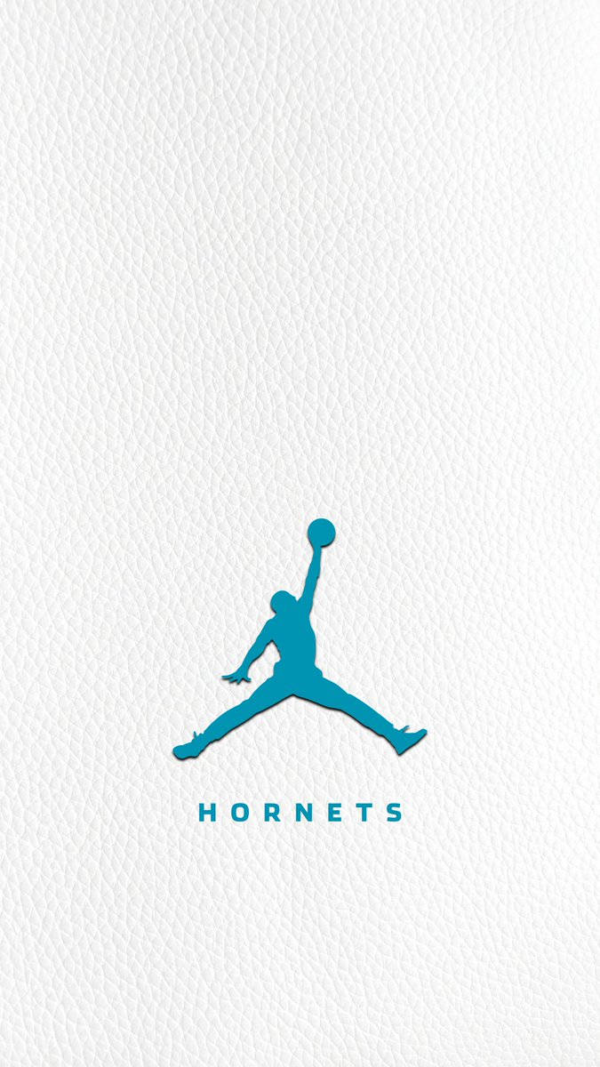 Hornets 桌布 壁紙 — 在紋理白色皮革背景上，一個青綠色的籃球運動員剪影在空中持球，下方有'HORNETS'文字。
