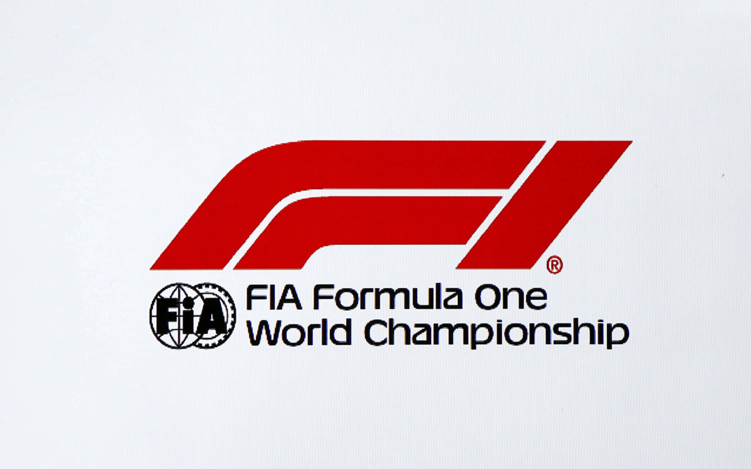 F1 桌布 壁紙 — 在紋理白色背景上，帶有黑色FIA文字的醒目紅色F1標誌。