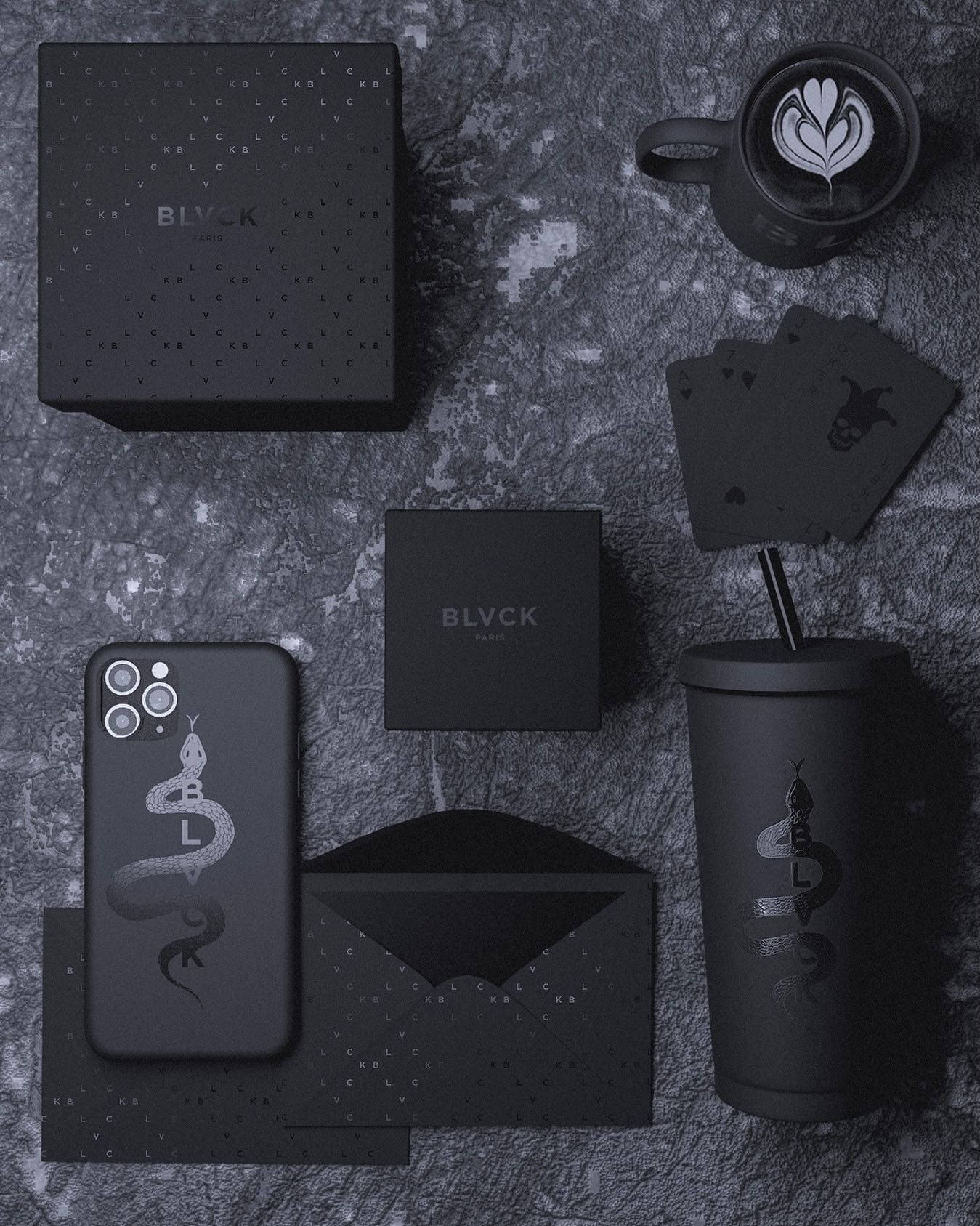 Blvck Paris 桌布 壁紙 — 在紋理石上擺放帶有蛇紋圖案的黑色品牌物品的單色奢華產品平鋪圖。