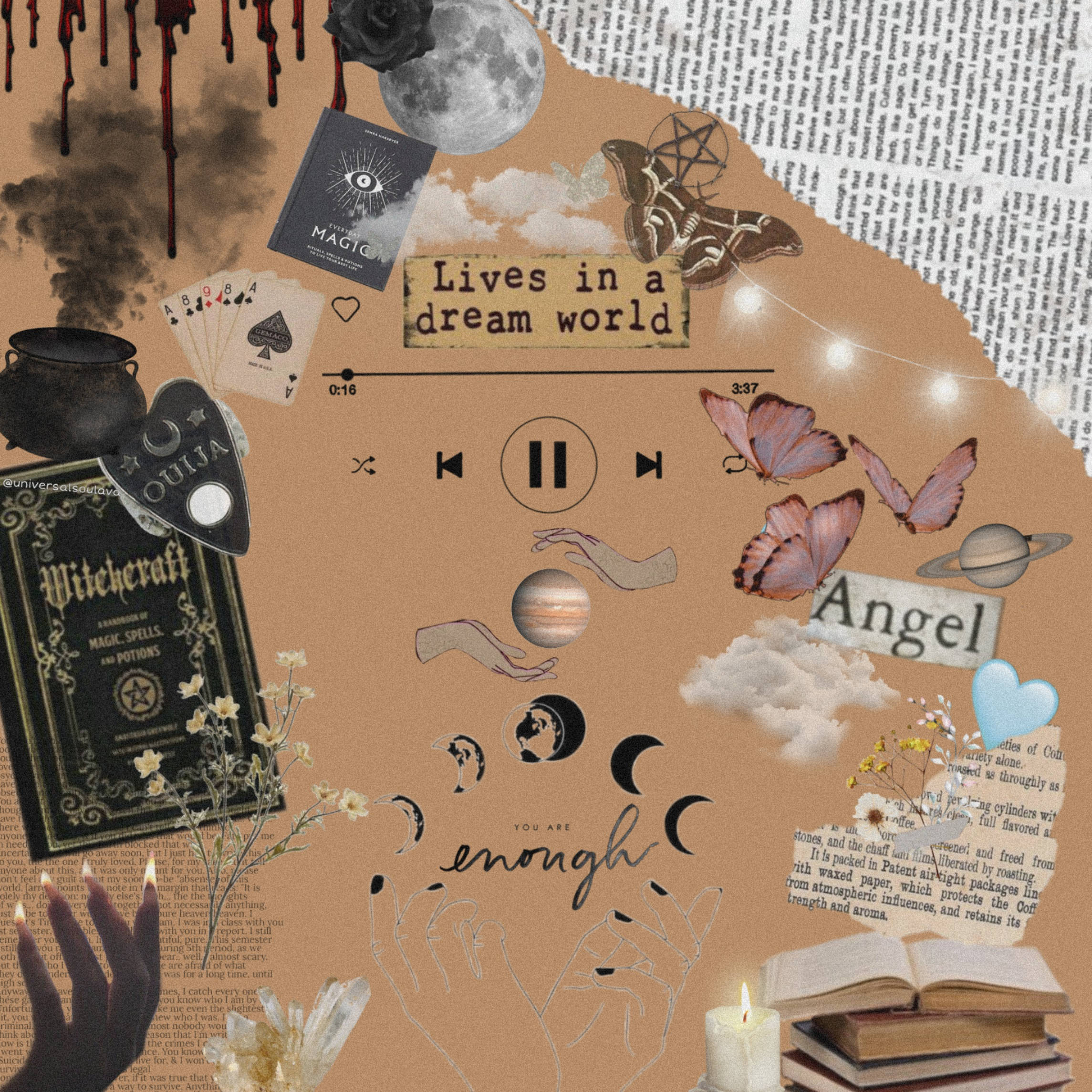 Witchy 桌布 壁紙 — 在紋理米色背景上，以神秘學書籍、月亮、蝴蝶和手寫短語組成的超現實拼貼畫。