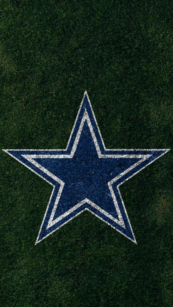 Dallas Cowboys Logo 桌布 壁紙 — 在紋理綠色草坪場地上繪製的帶有白色輪廓的醒目藍色星星。