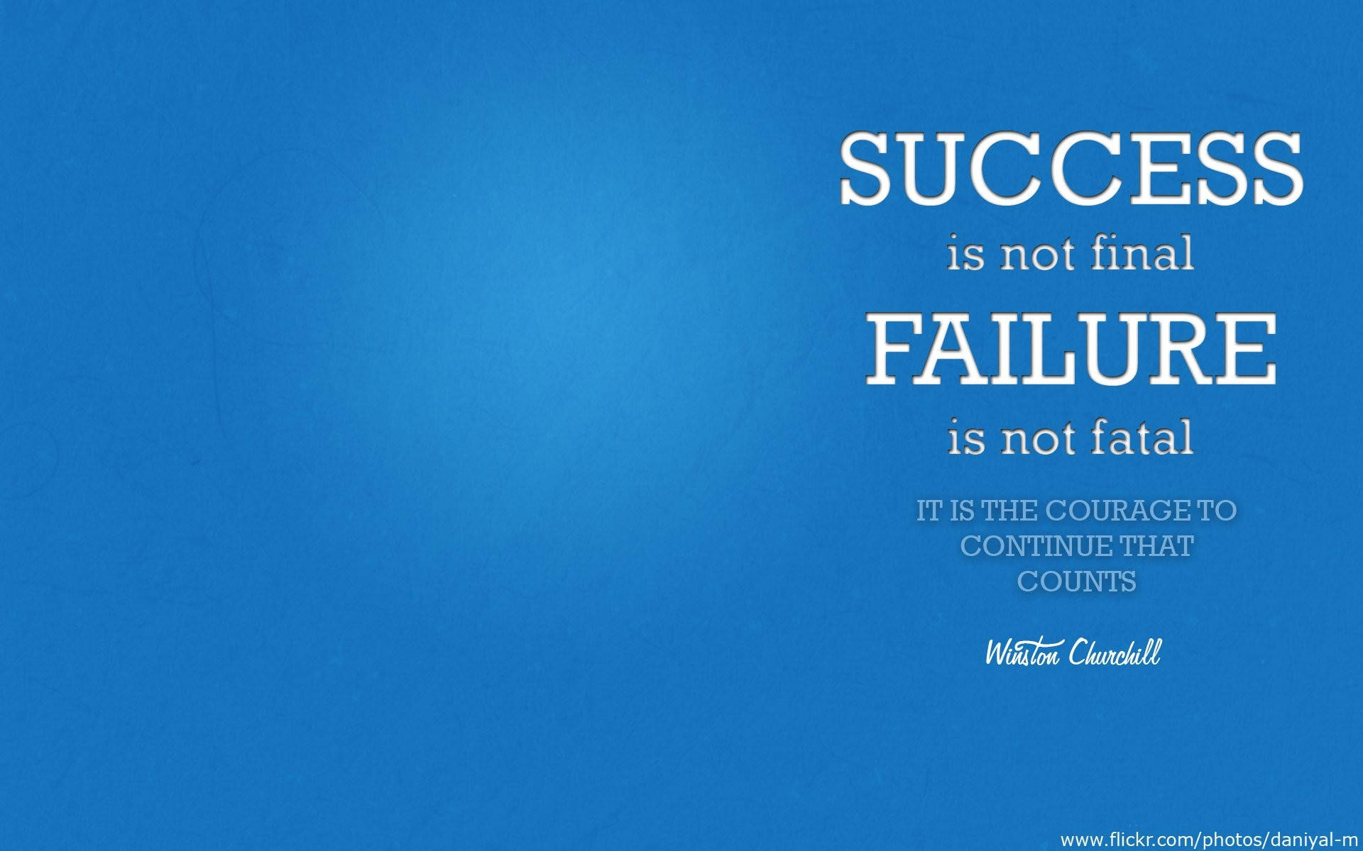 Success 桌布 壁紙 — 在紋理藍色背景上的白色文字勵志名言：『成功不是終點，失敗不是致命，重要的是繼續前進的勇氣』——溫斯頓·邱吉爾。