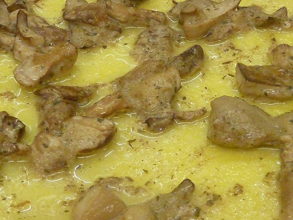 Delicious Food 桌布 壁紙 — 在紋理表面上，用金黃奶油醬汁和香草烹製的嘶嘶作響的蘑菇。