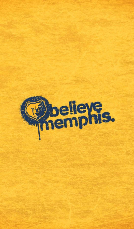 Grizzlies 桌布 壁紙 — 在紋理黃色背景上，帶有熊標誌的醒目藍色「believe memphis」標語。