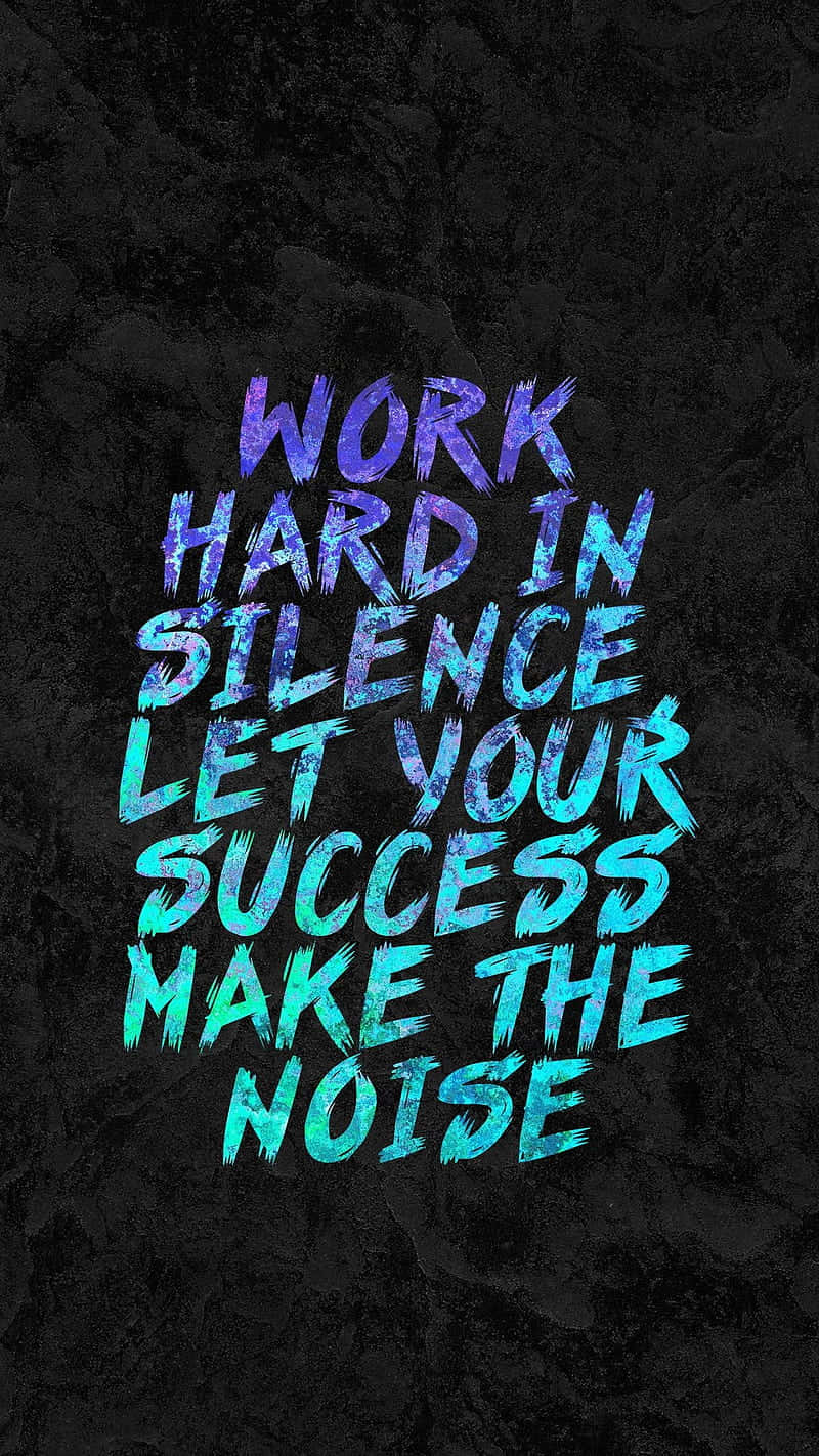 Work Hard 桌布 壁紙 — 在紋理黑色背景上，以鮮豔的藍色和紫色筆觸呈現大膽的勵志文字。
