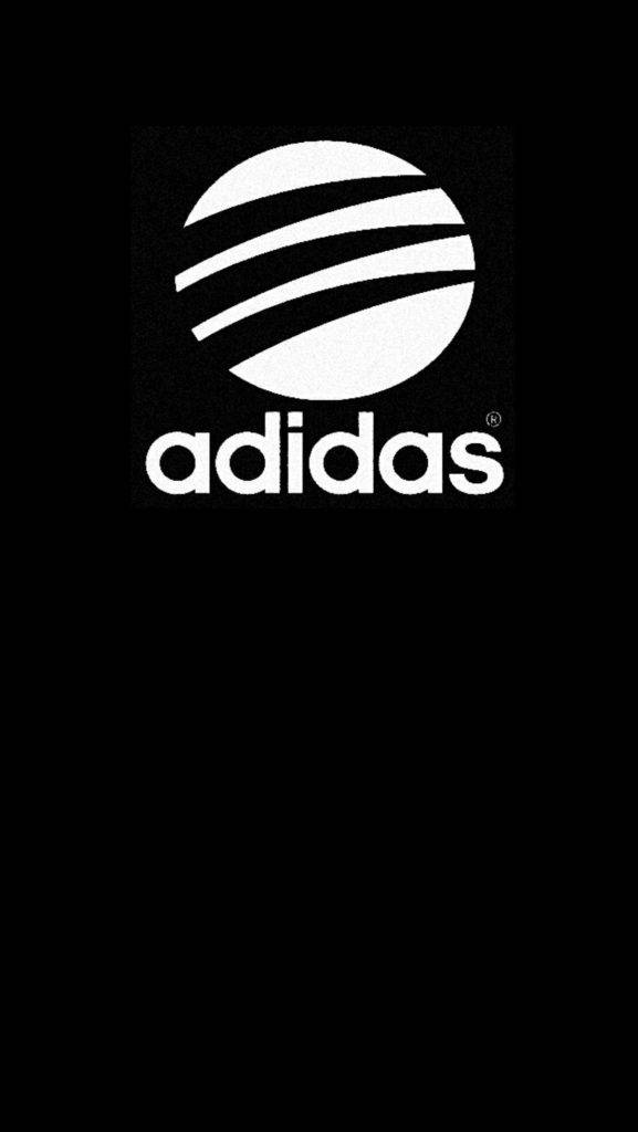 adidas iPhone 桌布 壁紙 — 在紋理黑色背景上，帶有三條紋的醒目白色adidas標誌。