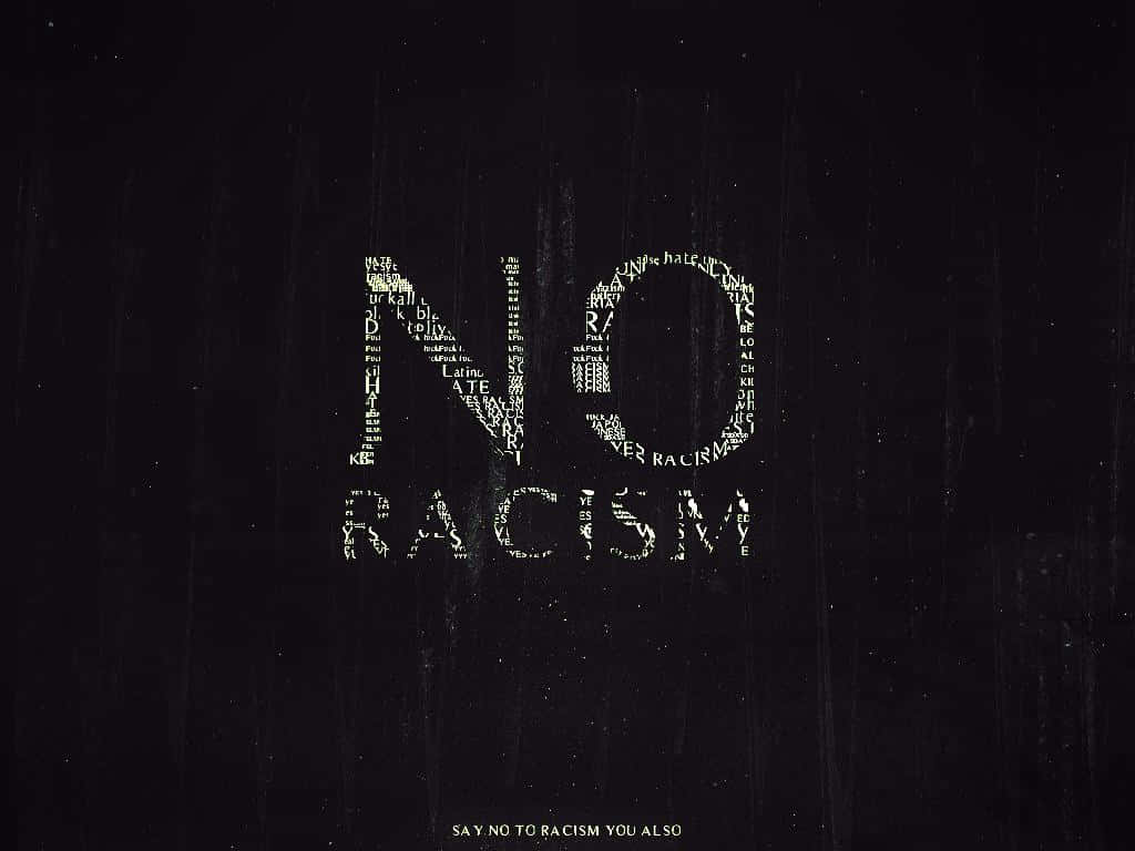 Racism 桌布 壁紙 — 在紋理黑色背景上，由較小的單詞組成的粗體白色文字「NO RACISM」。