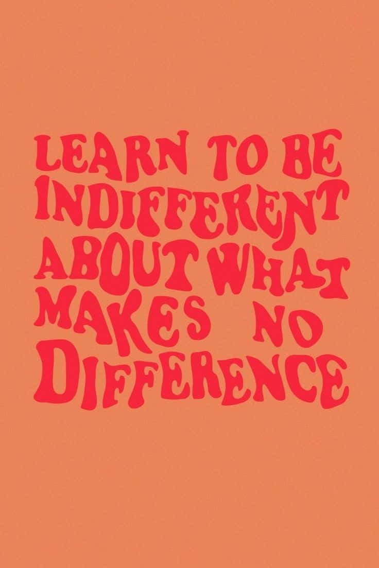 Motivational Quotes 桌布 壁紙 — 在純橙色背景上，粗體紅色文字以俏皮的圓角字體寫著「學會對無關緊要的事情漠不關心」。