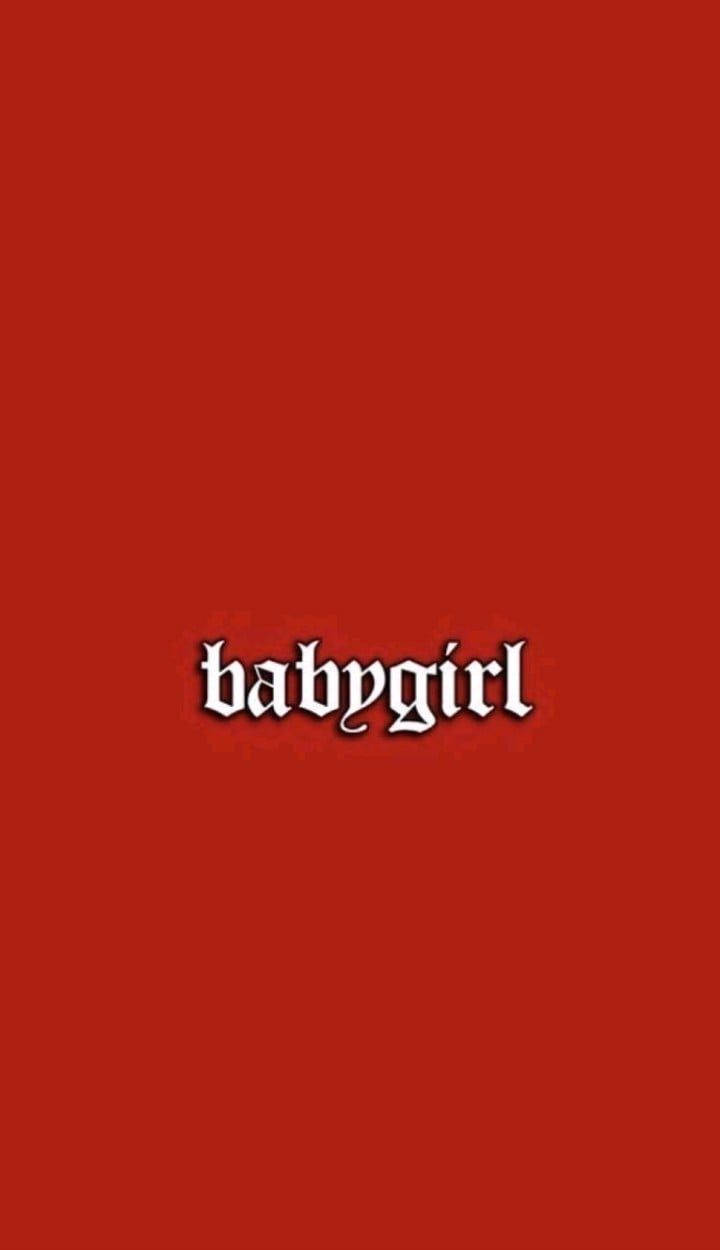 iPhone baddie 桌布 壁紙 — 在純深紅色背景上居中顯示大膽的白色哥德式文字 babygirl。