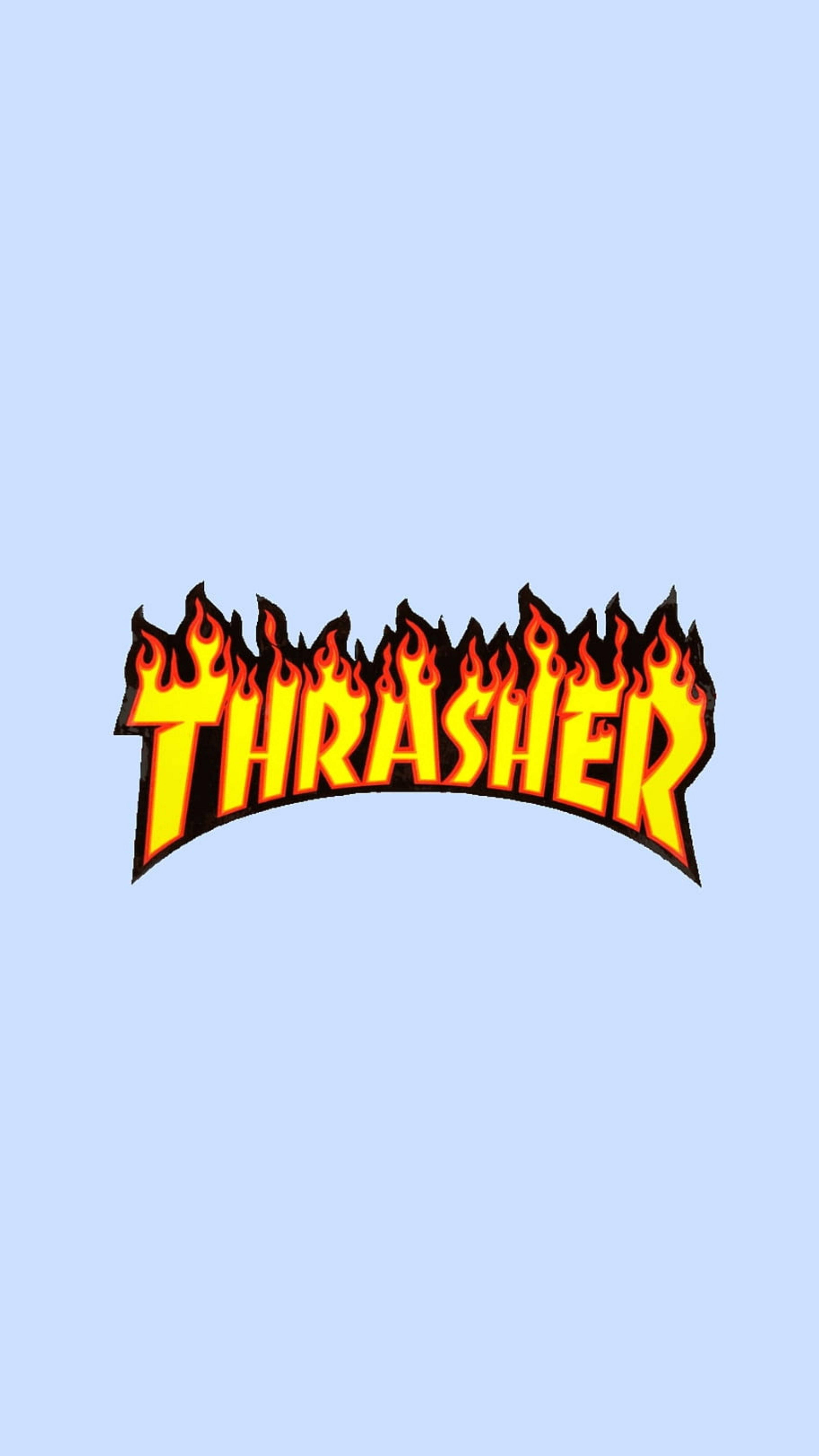Thrasher 桌布 壁紙 — 在純淺藍色背景上，以黃色和橙色呈現大膽火焰風格的Thrasher標誌。