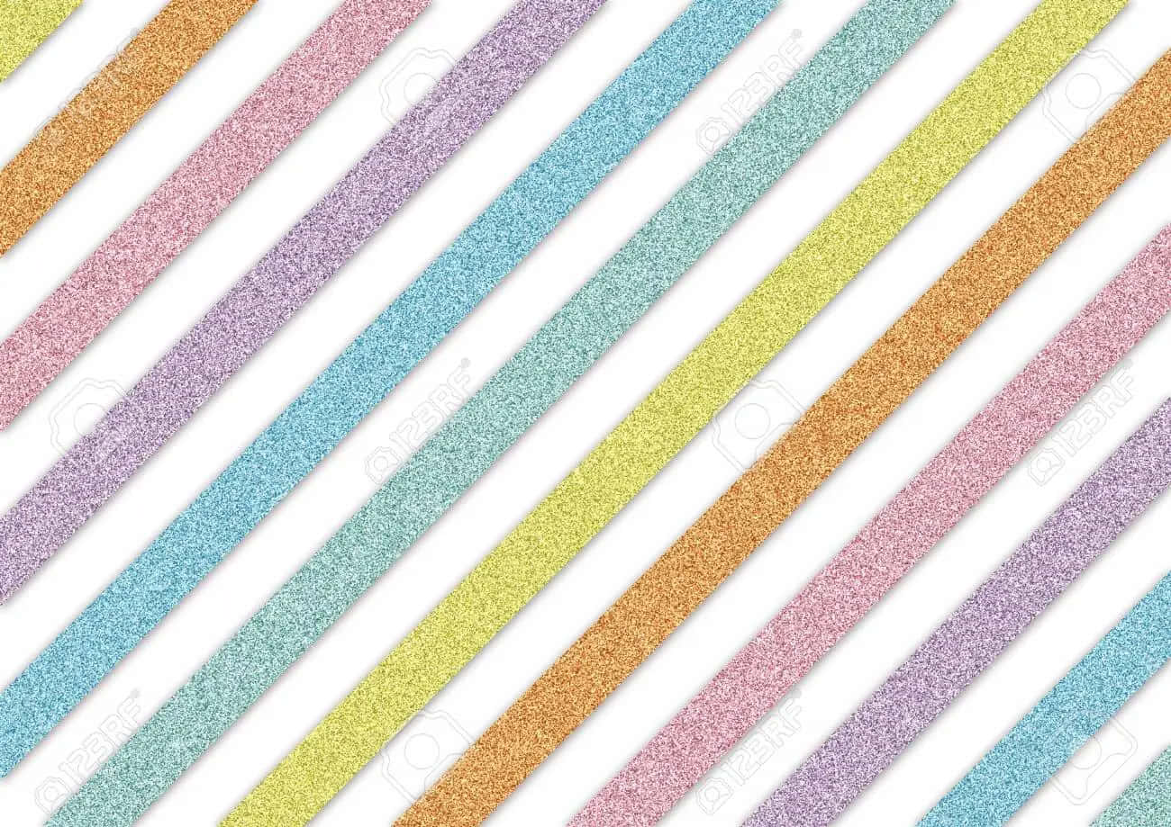Rainbow Glitter 桌布 壁紙 — 在純白背景上，以粉彩彩虹色調的亮粉形成對角線條紋。