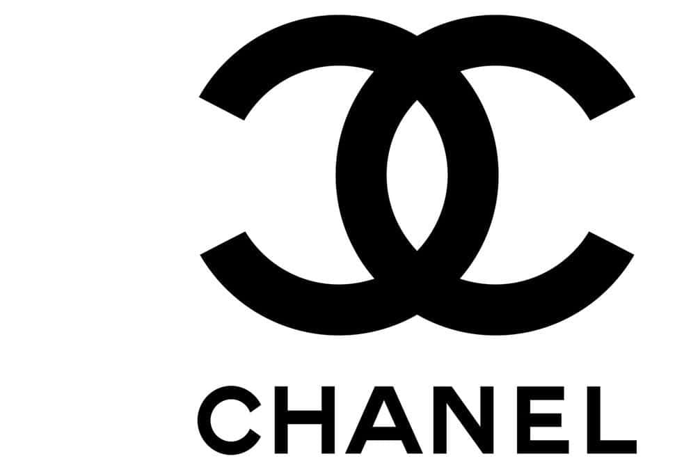 香奈兒標誌 桌布 壁紙 — 在純白背景上，大膽的黑色互鎖CC標誌和CHANEL文字。