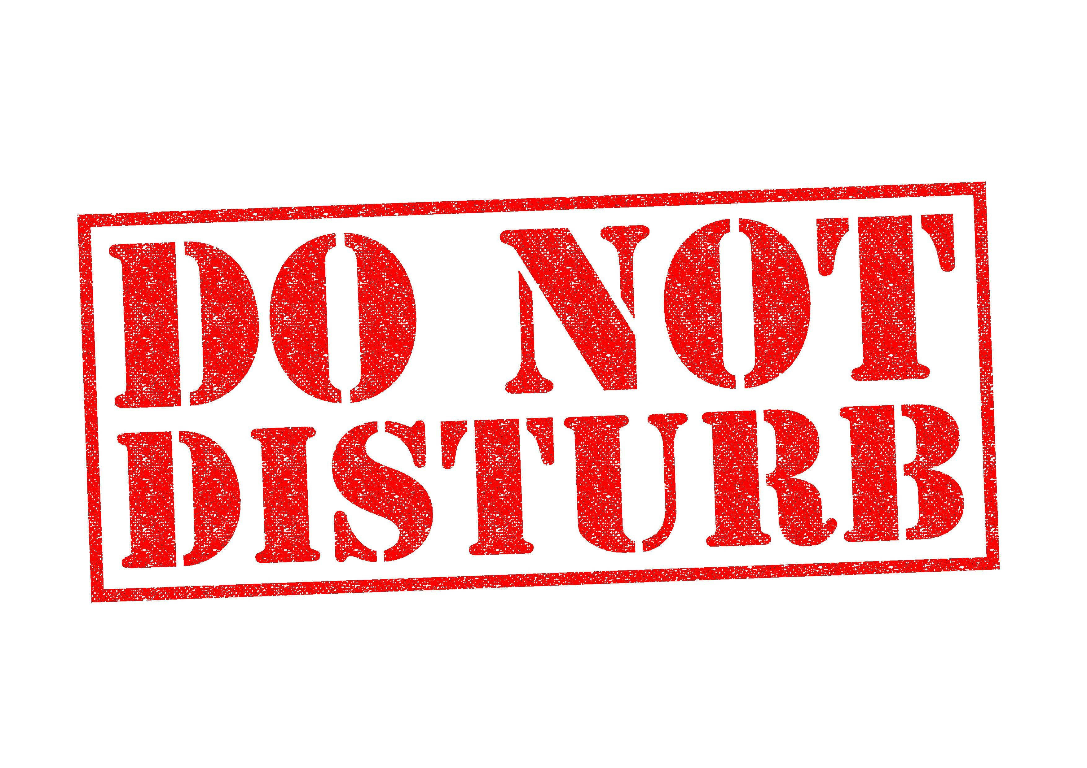 Do Not Disturb 桌布 壁紙 — 在純白背景上，帶有紋理墨水的醒目紅色「請勿打擾」印章。