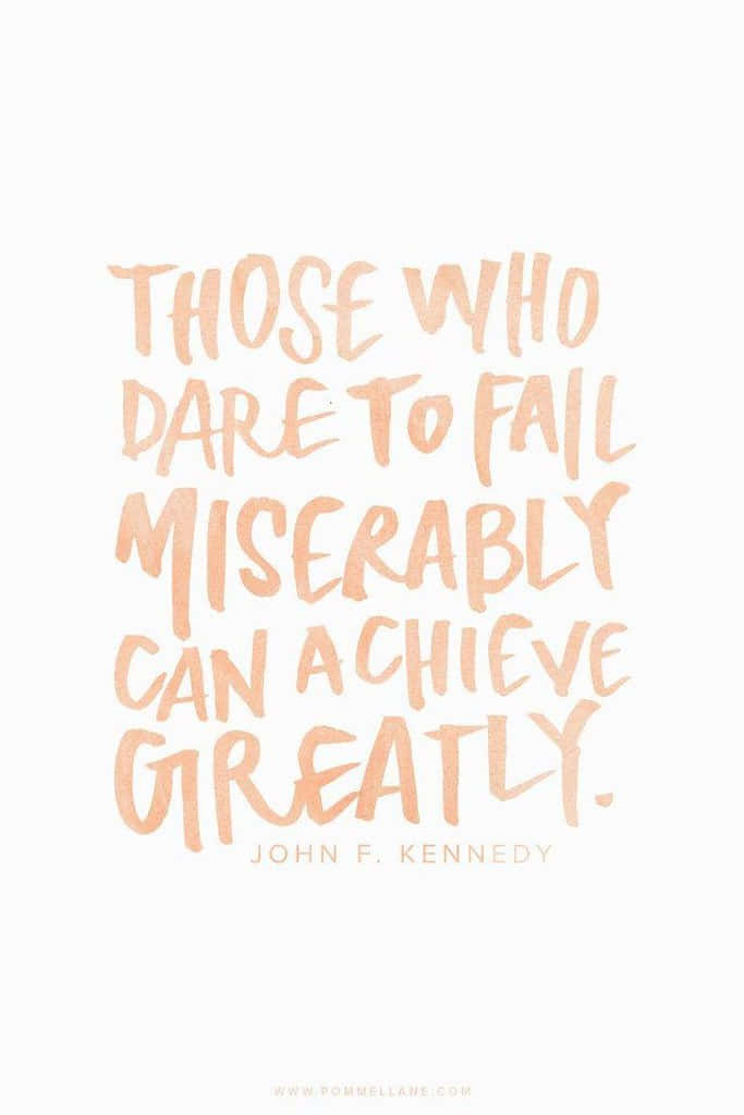 Motivational Quotes 桌布 壁紙 — 在純白背景上，約翰·F·甘迺迪的簡約桃色手寫語錄。